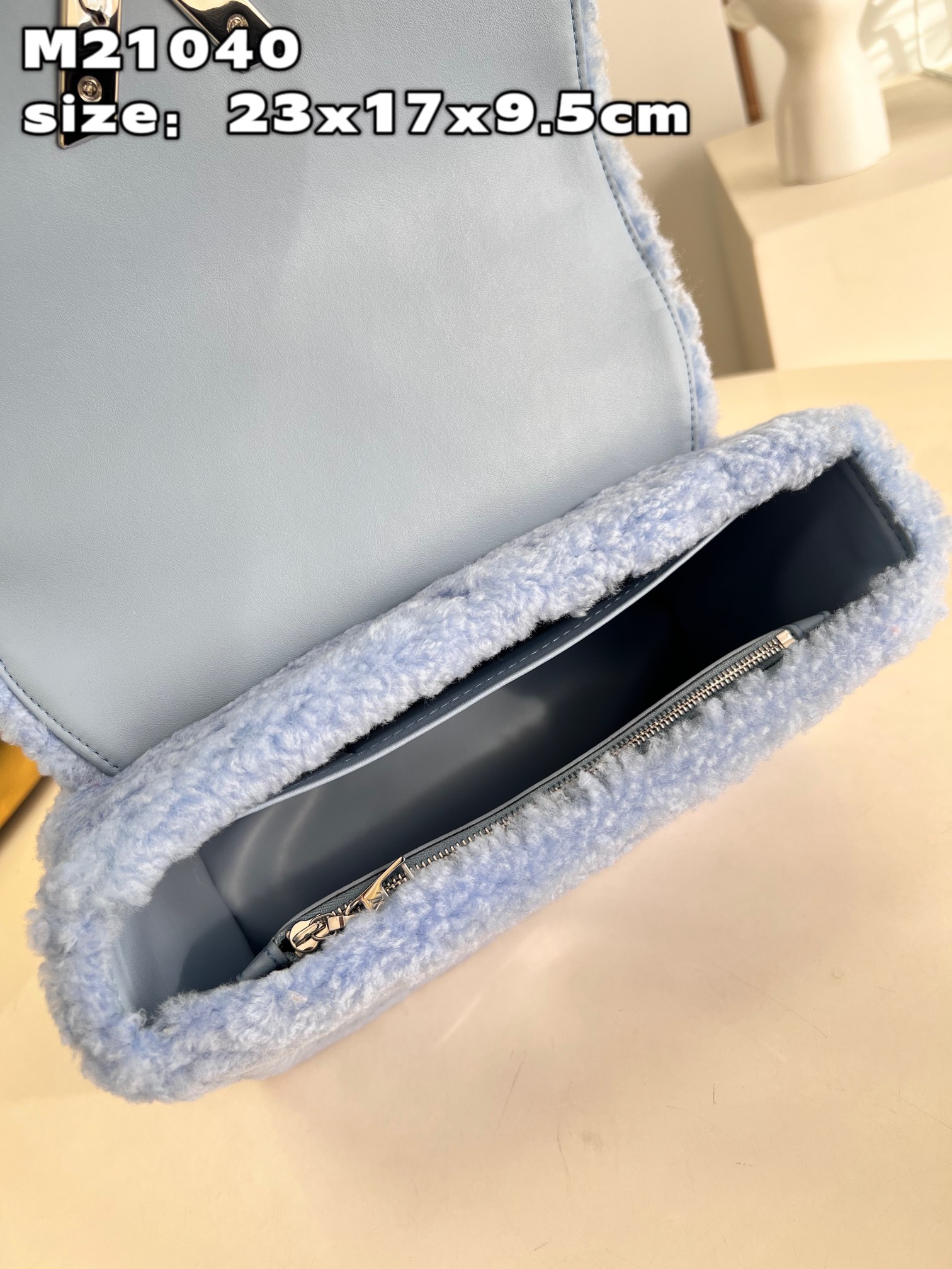 Bagsaaa L0vis Vvtt0n Twist MM Fleece Jean Blue - 23 x 17 x 9.5 cm