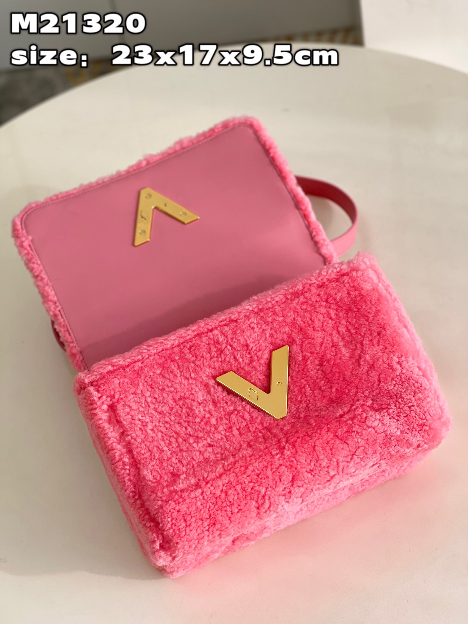 Bagsaaa L0vis Vvtt0n Twist MM Fleece Pink - 23 x 17 x 9.5 cm