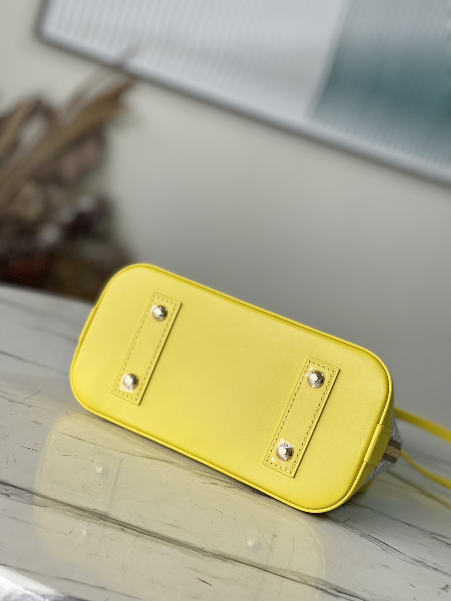Bagsaaa L0vis Vvtt0n Alma BB In Yellow - 25 x 19 x 12 cm