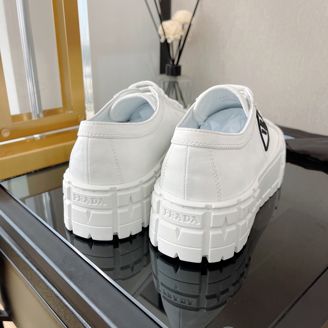 Bagsaaa Pra*a Low Top White Sneaker