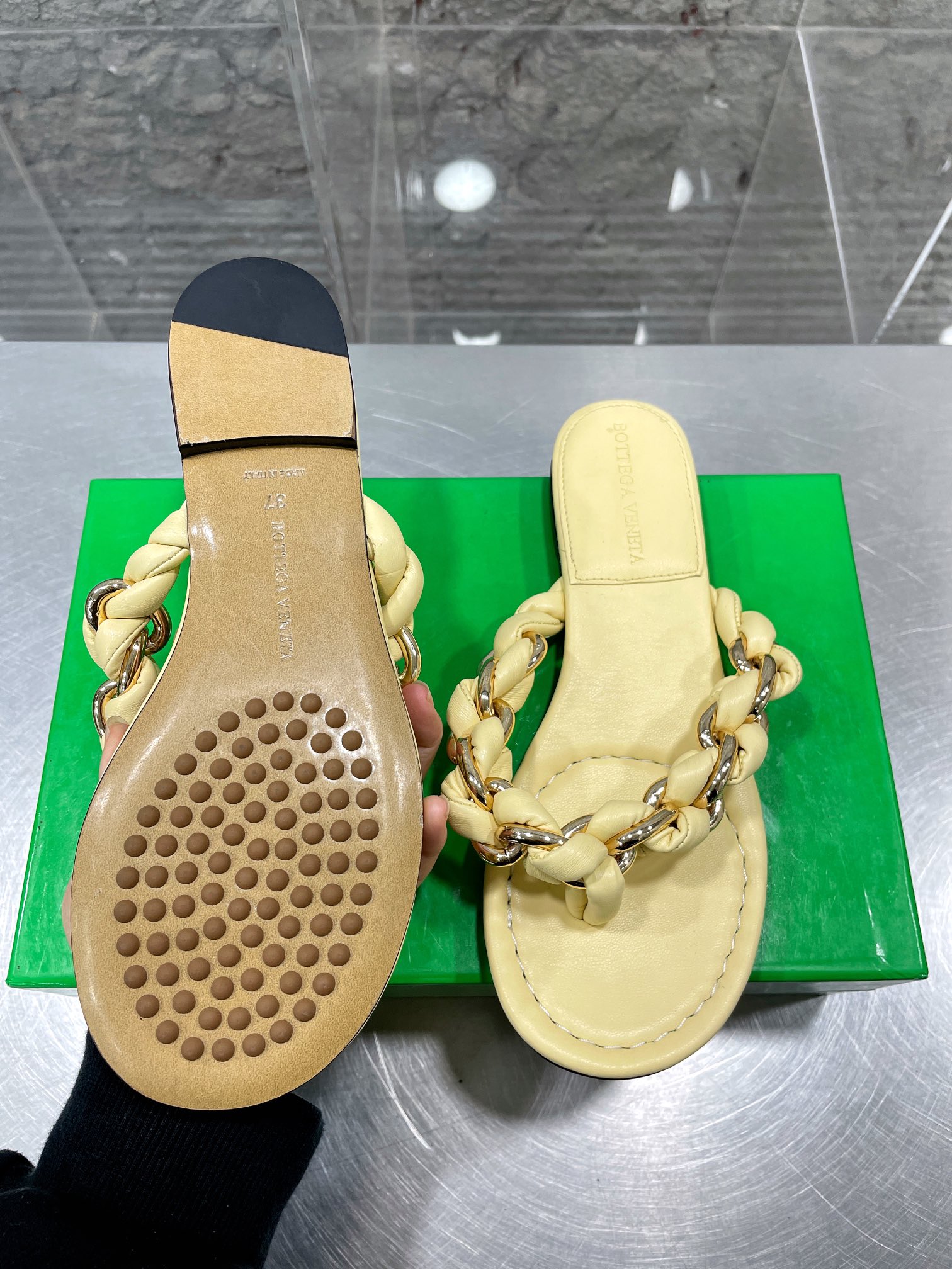 Bagsaaa B0tt*ga Ven*ta Rubber Lido In Cane Sugar Yellow