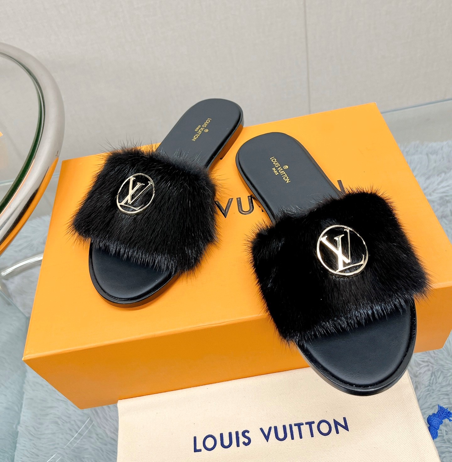 Bagsaaa L0vis Vvtt0n Fur Black Slides