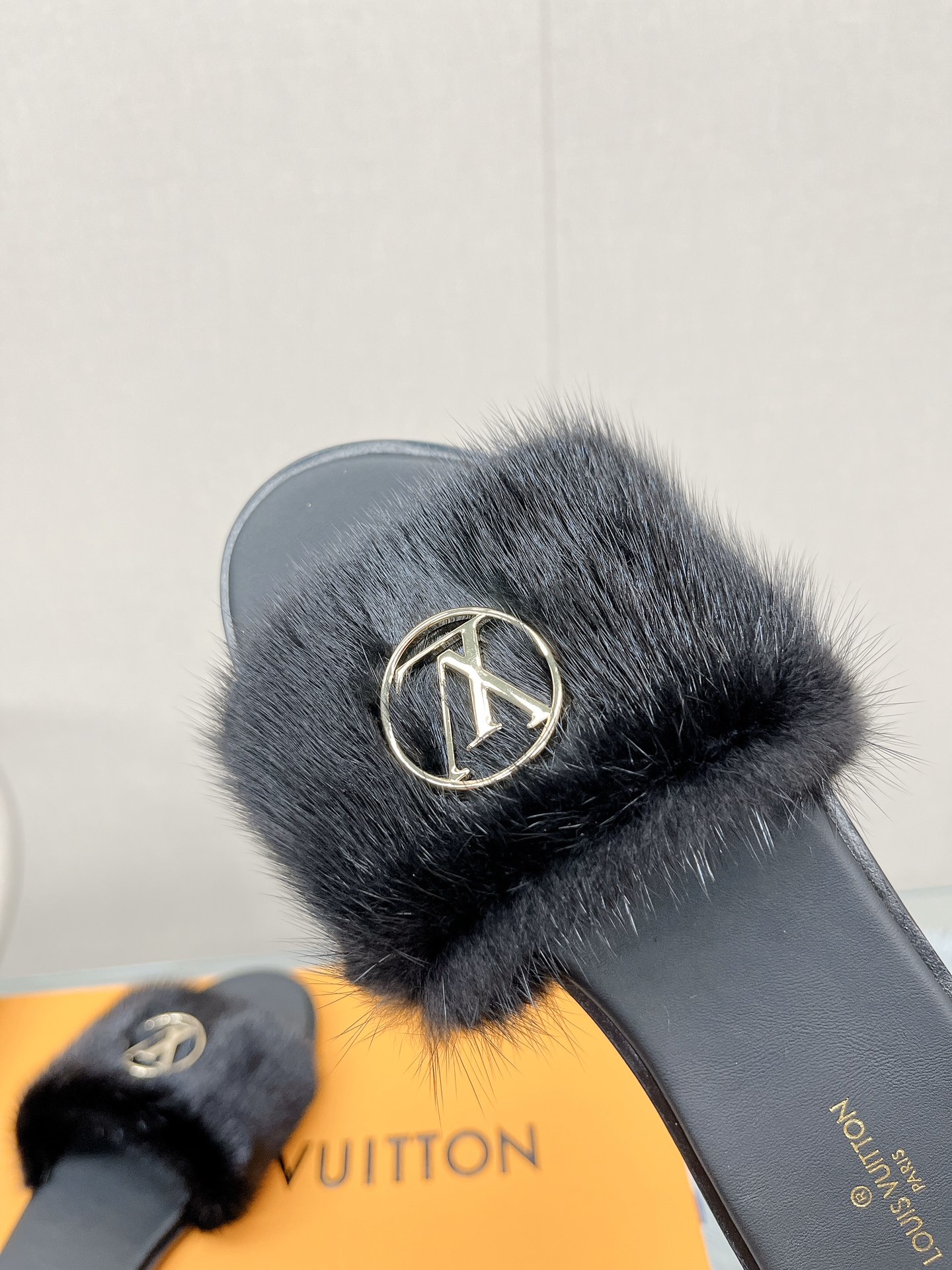 Bagsaaa L0vis Vvtt0n Fur Black Slides