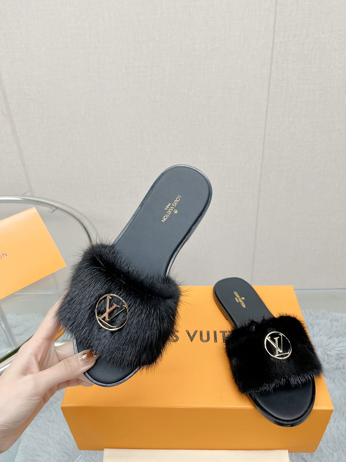 Bagsaaa L0vis Vvtt0n Fur Black Slides