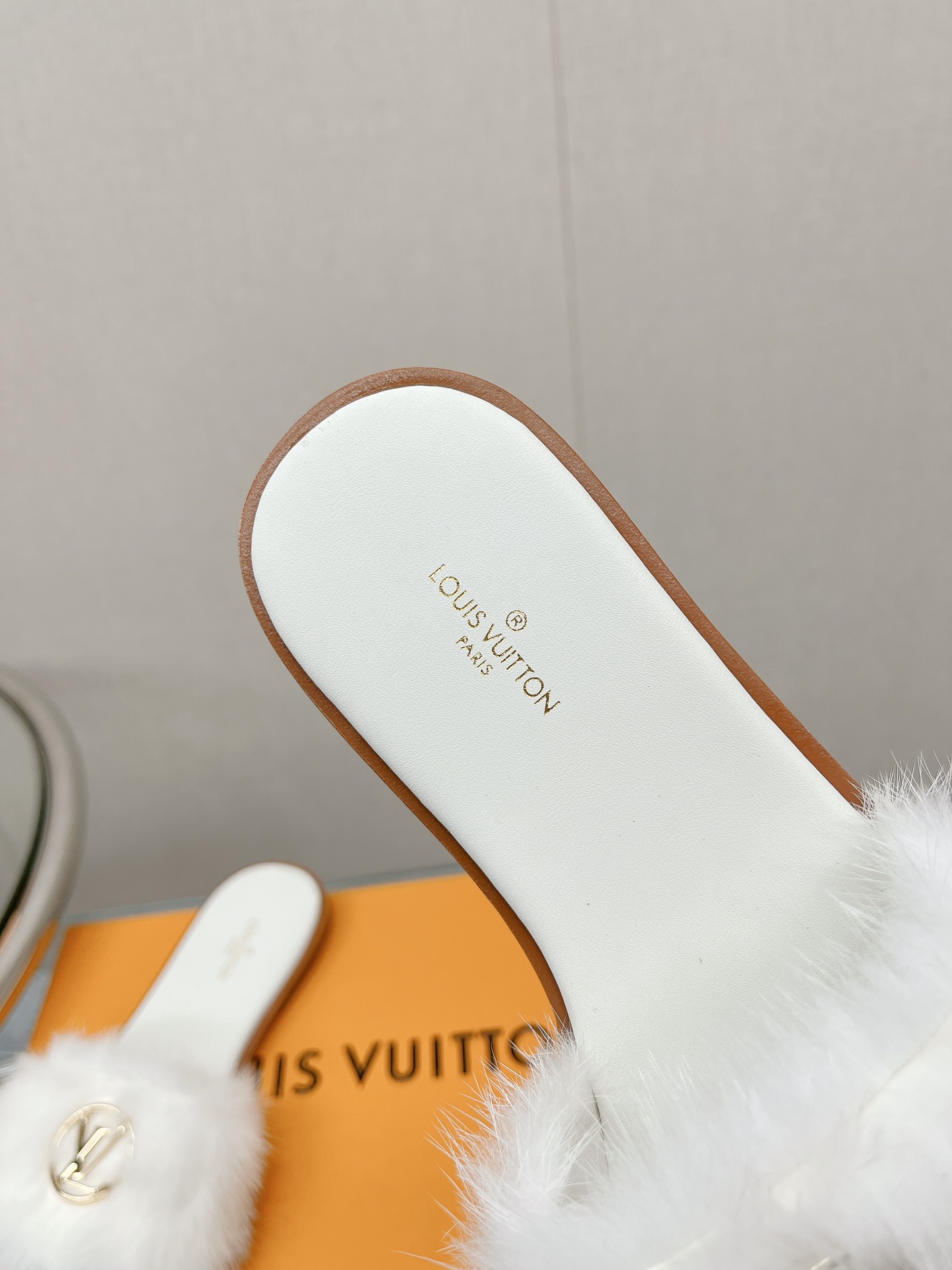 Bagsaaa L0vis Vvtt0n Fur White Slides