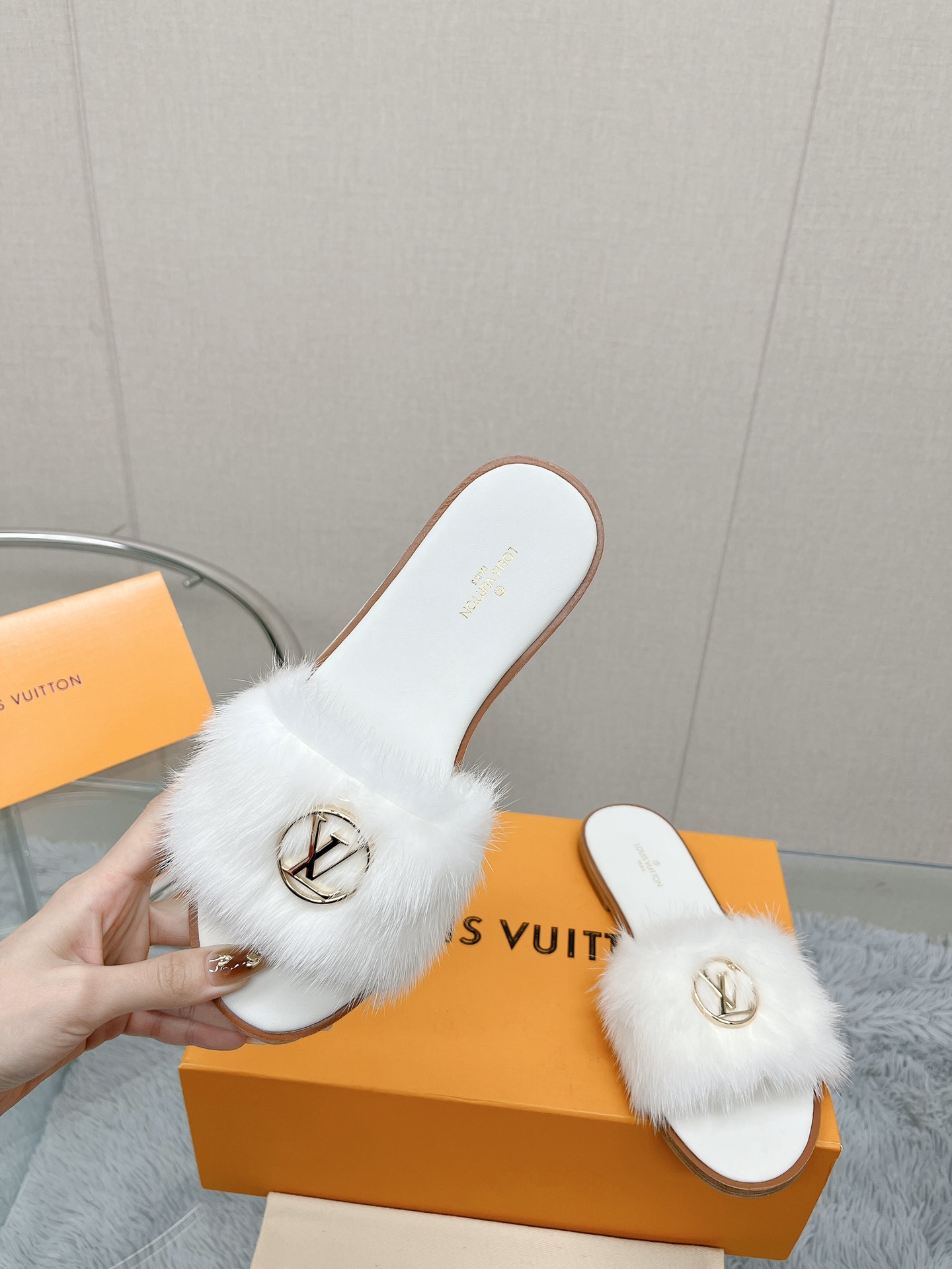 Bagsaaa L0vis Vvtt0n Fur White Slides