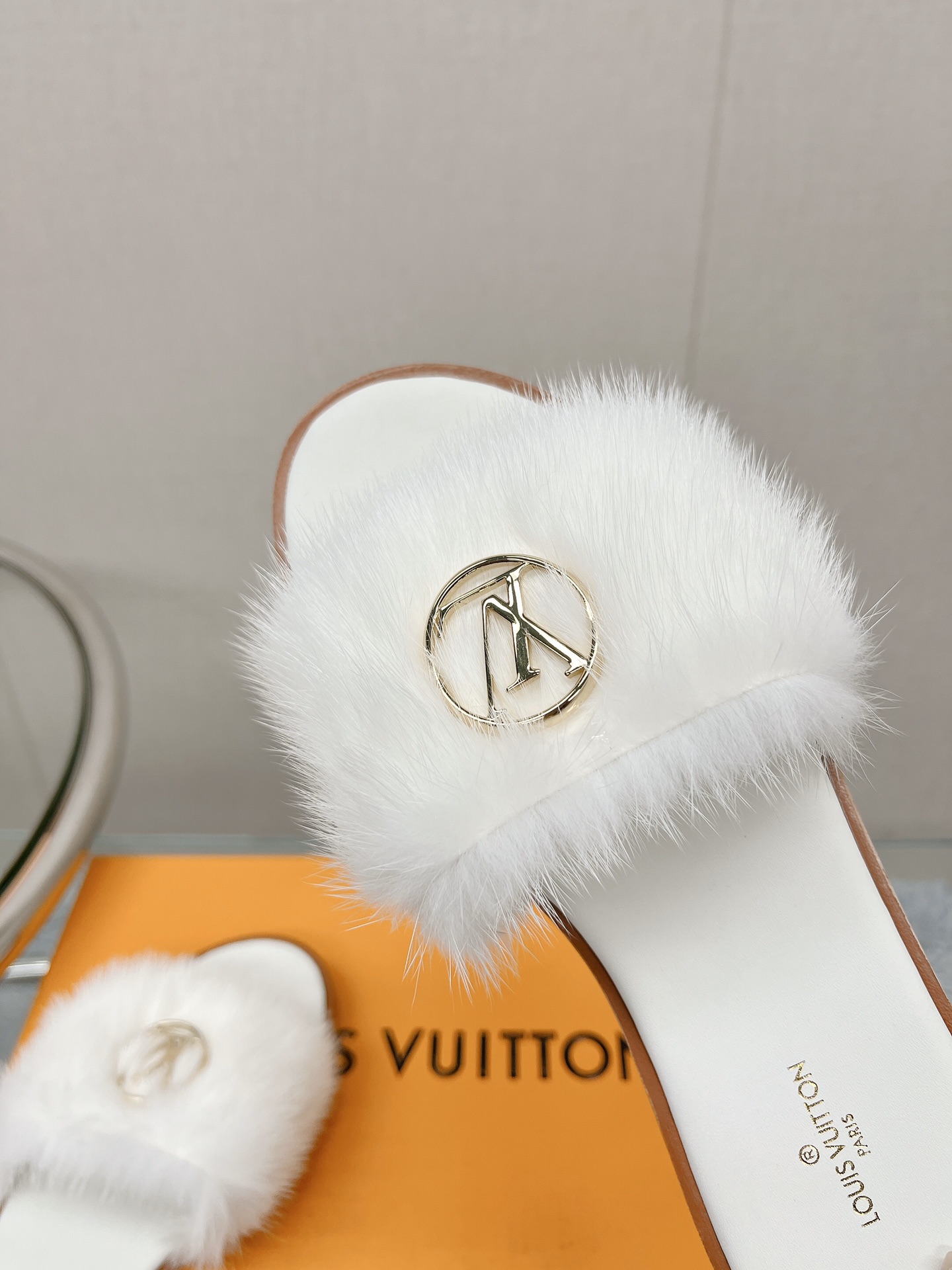 Bagsaaa L0vis Vvtt0n Fur White Slides