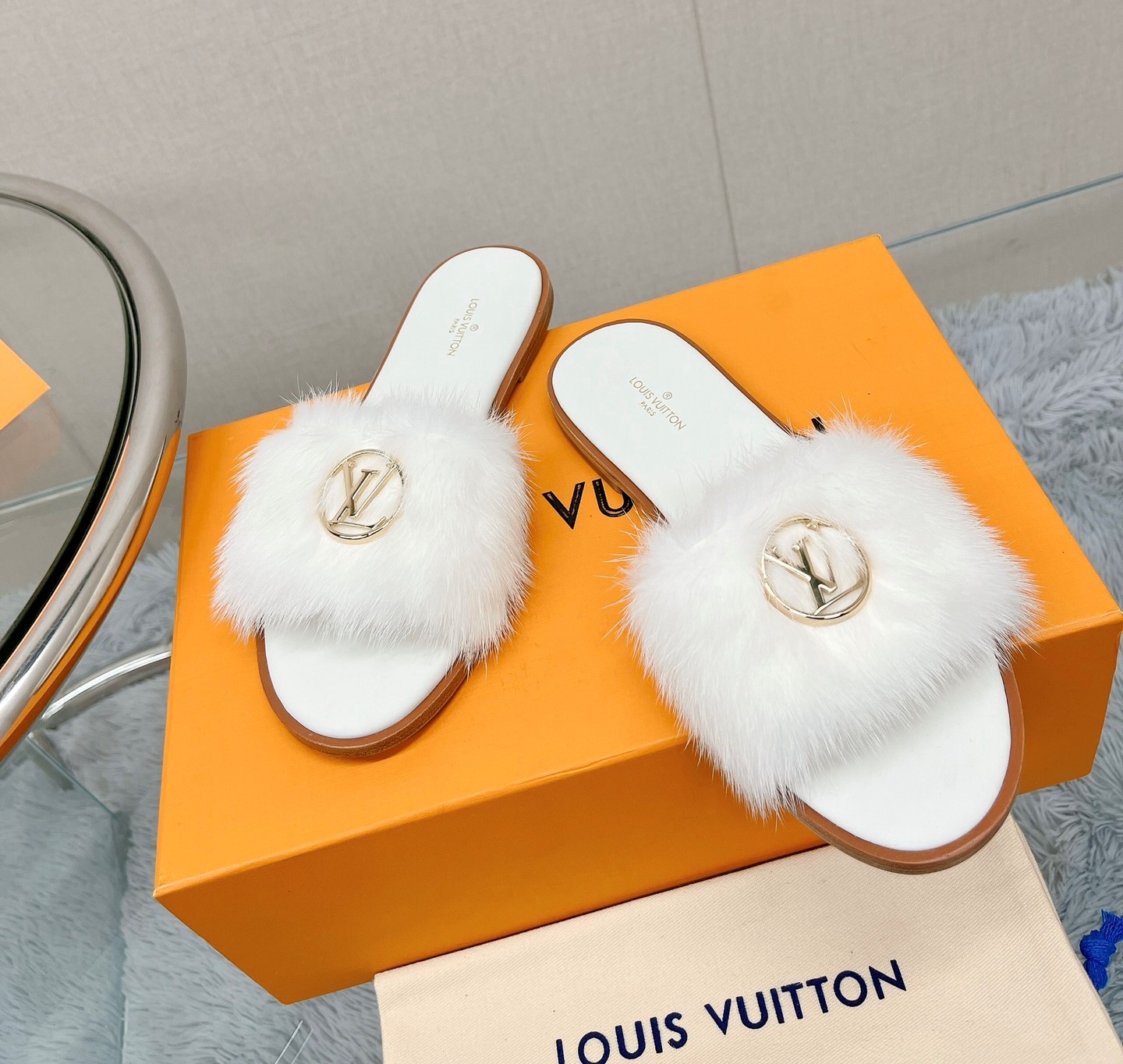 Bagsaaa L0vis Vvtt0n Fur White Slides