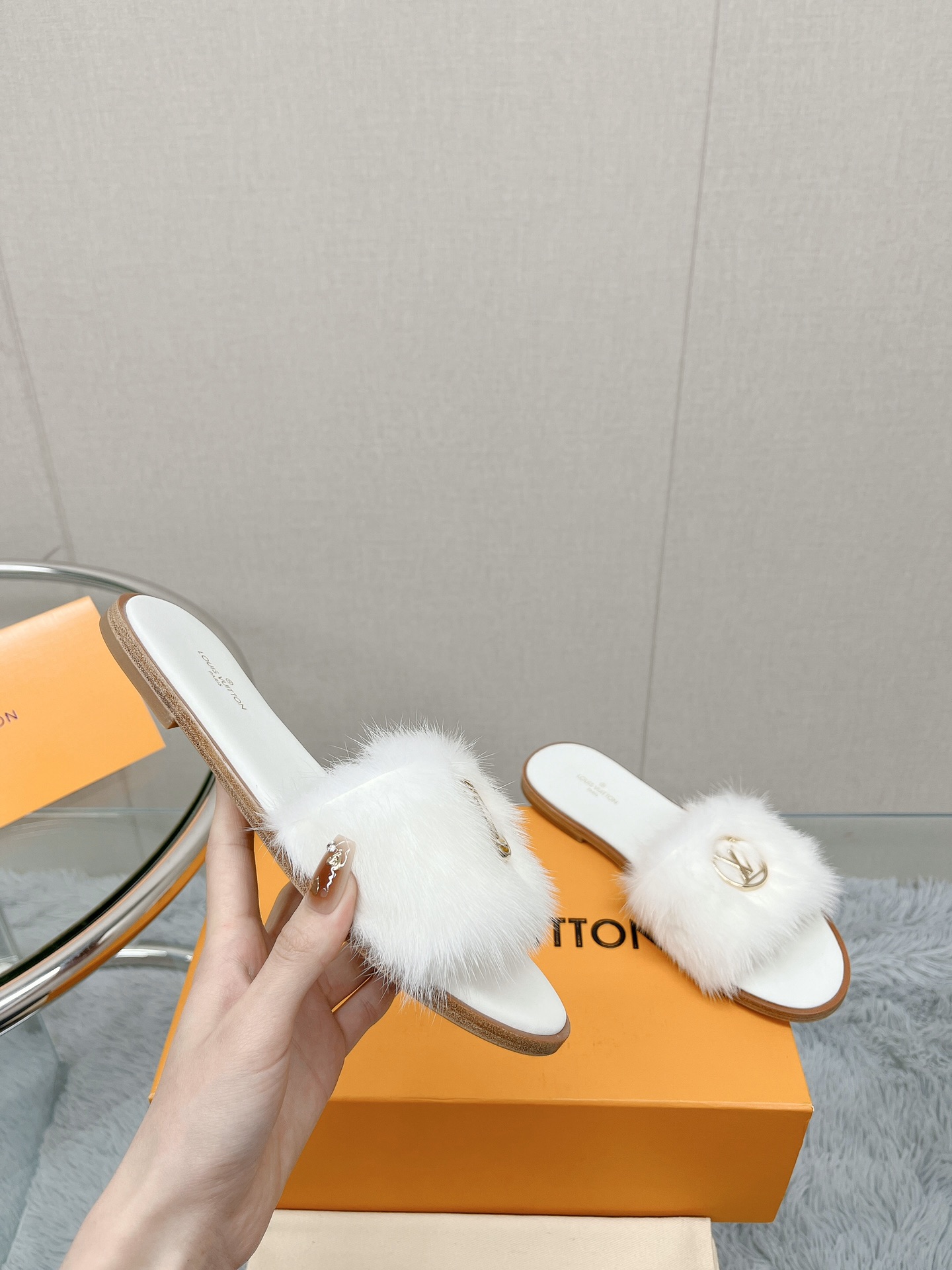 Bagsaaa L0vis Vvtt0n Fur White Slides