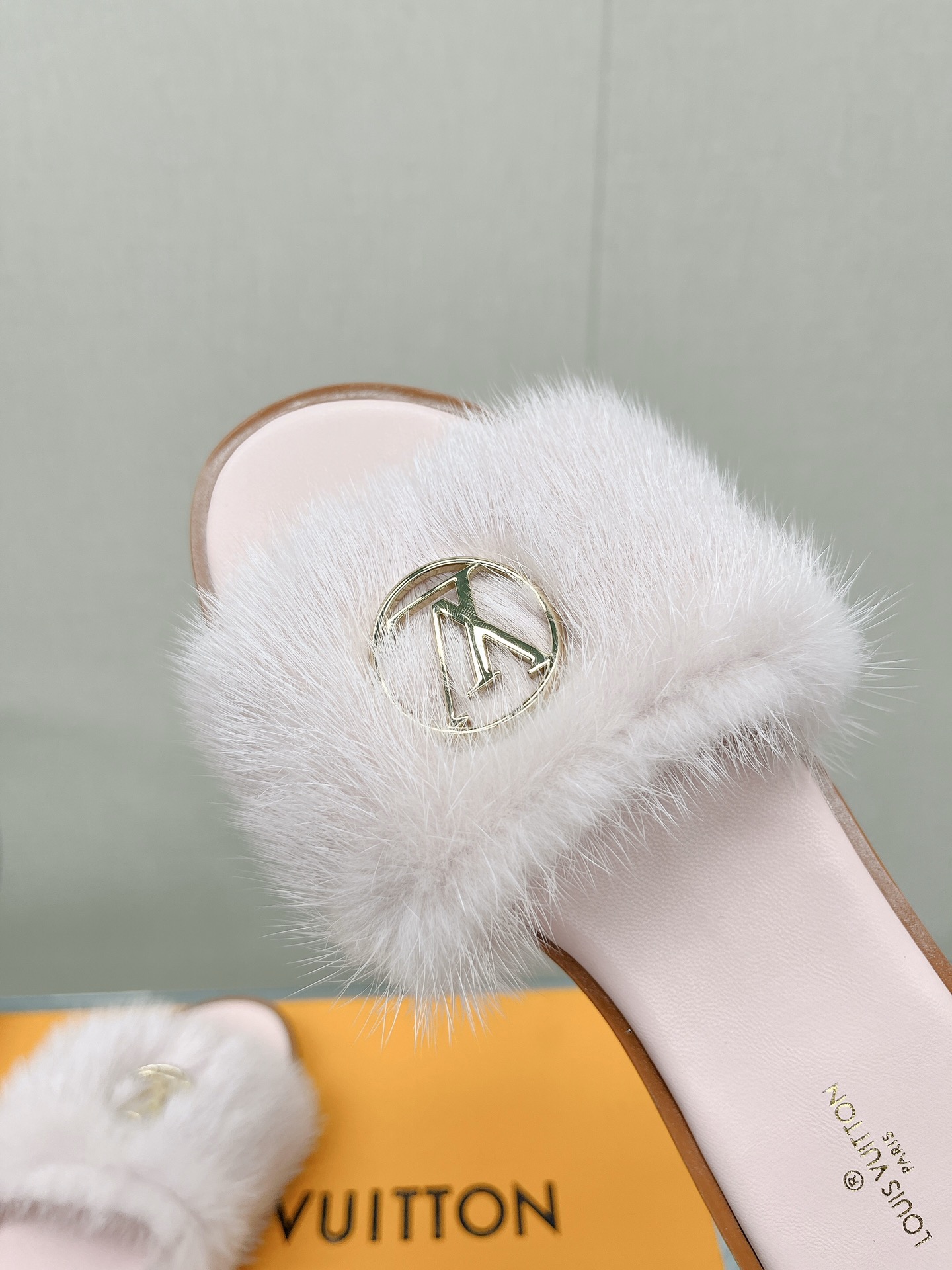 Bagsaaa L0vis Vvtt0n Fur Light Pink Slides