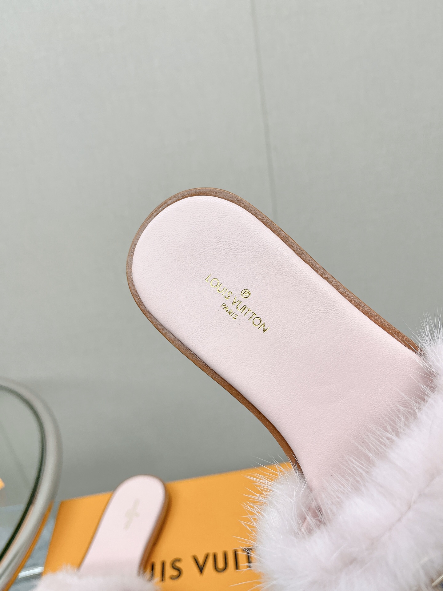 Bagsaaa L0vis Vvtt0n Fur Light Pink Slides