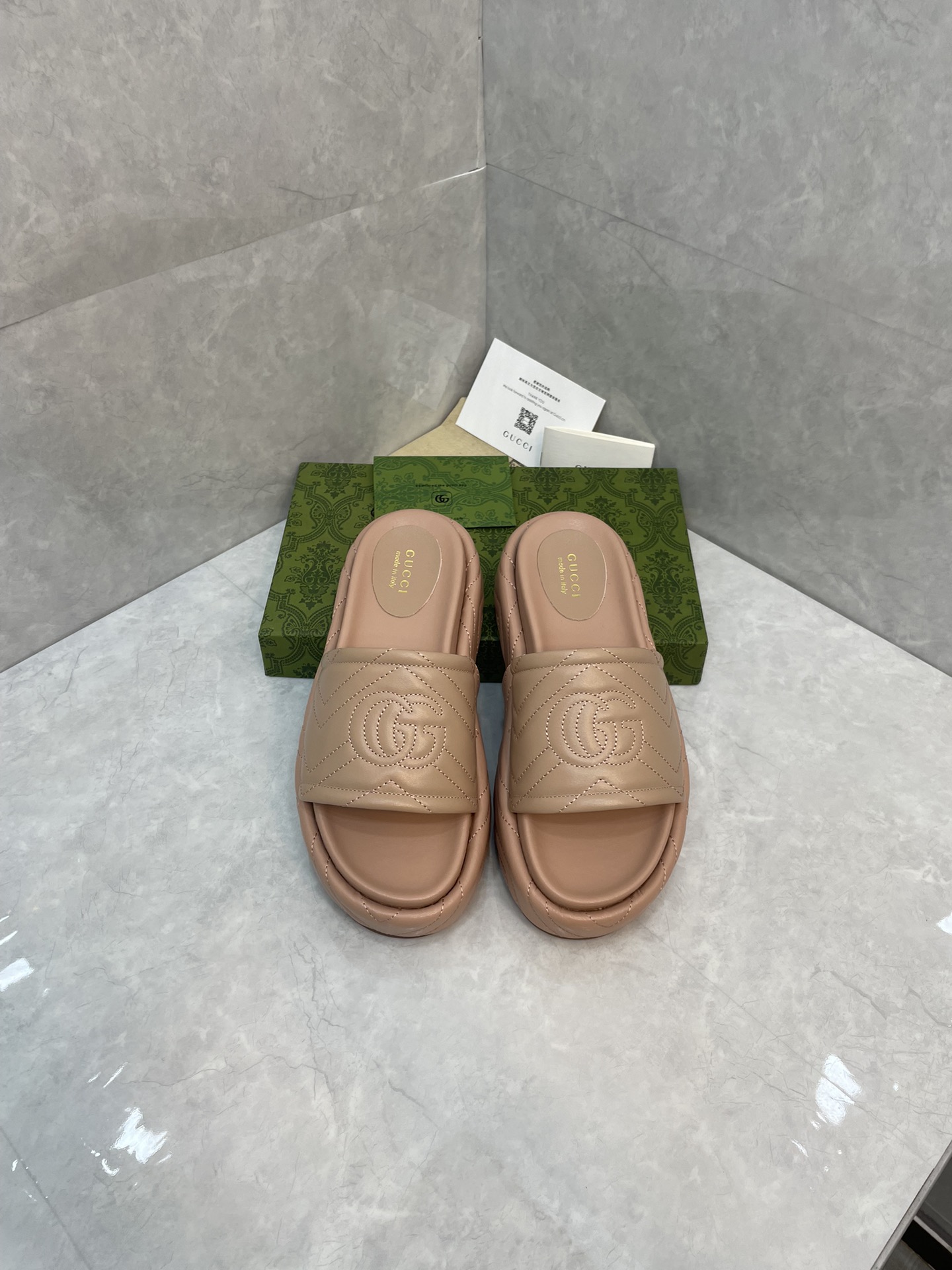 Bagsaaa Gvc*1 Interlocking G Slides Beige