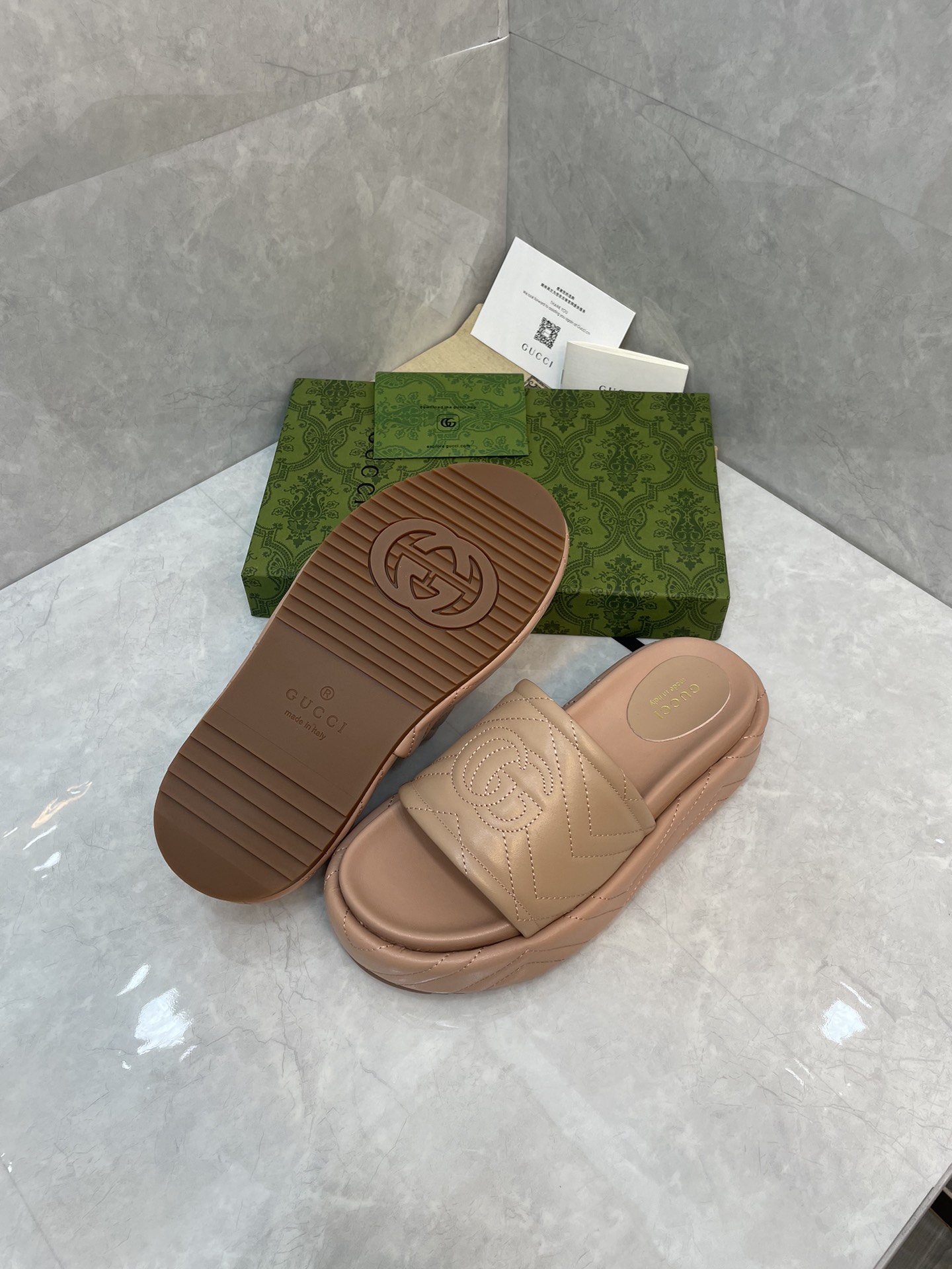 Bagsaaa Gvc*1 Interlocking G Slides Beige