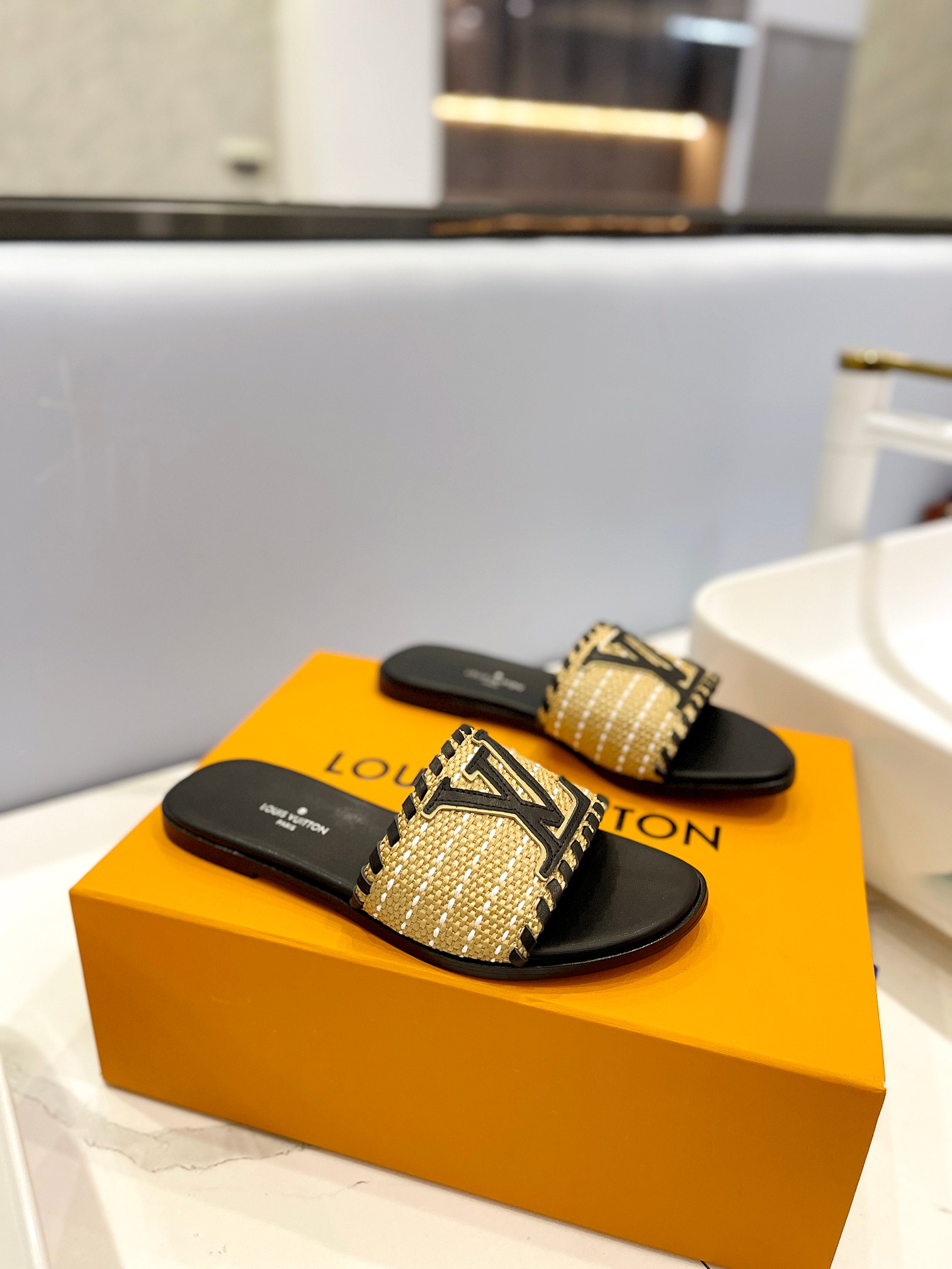 Bagsaaa L0vis Vvtt0n Flat Slides Black