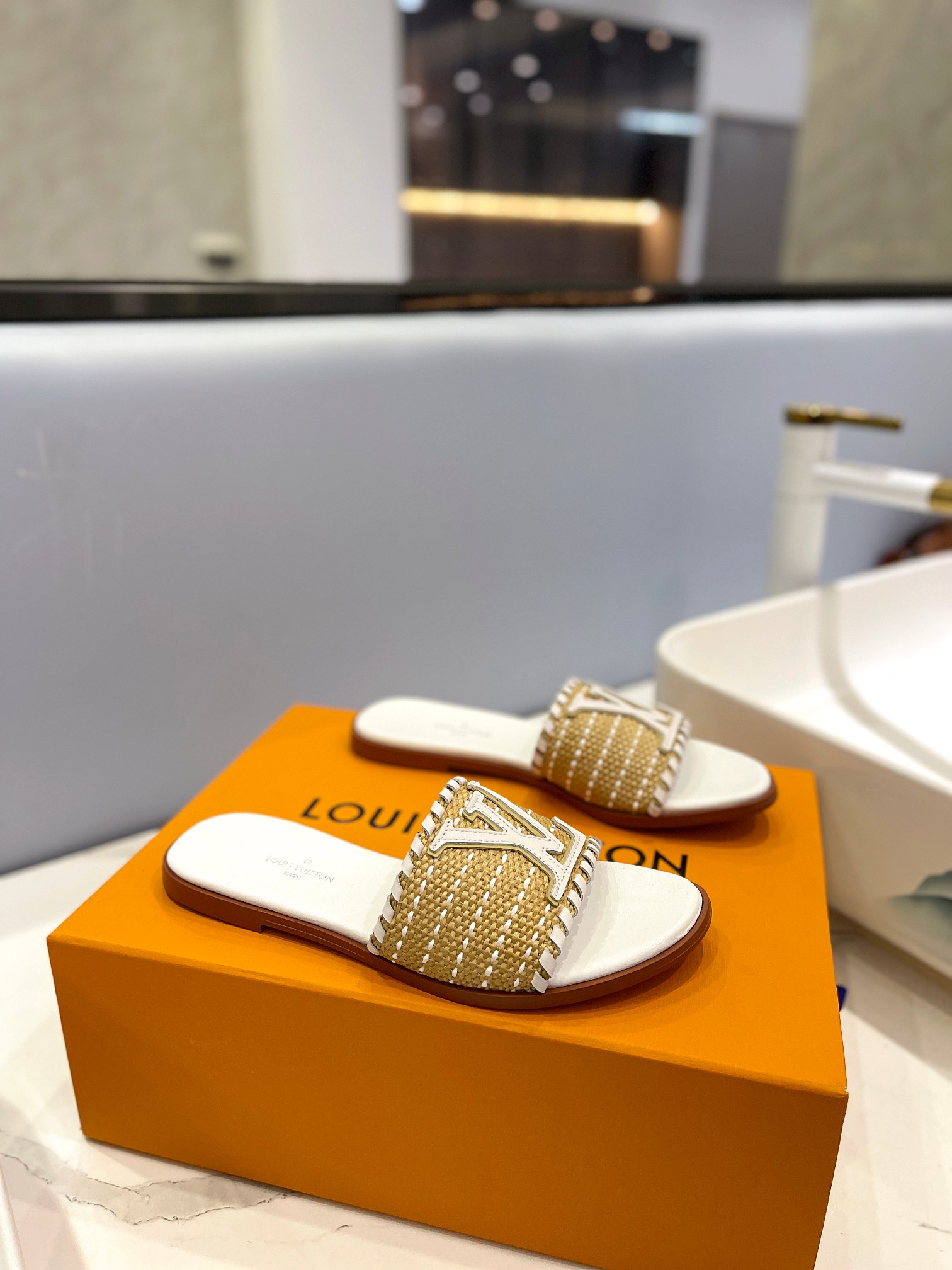 Bagsaaa L0vis Vvtt0n Flat Slides Beige