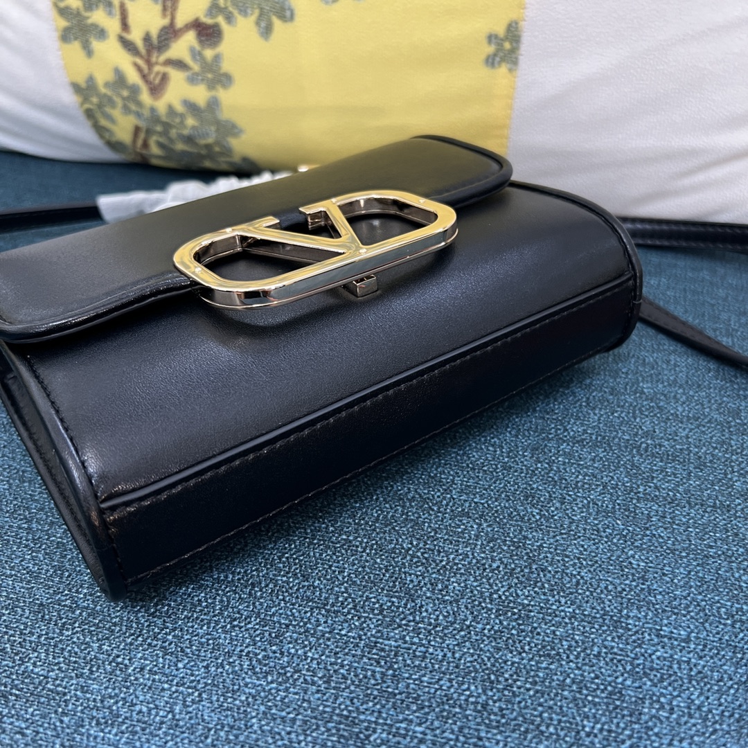Bagsaaa Va1e*ntin0 Garavani small VLogo Type shoulder black bag - 18x13x5cm