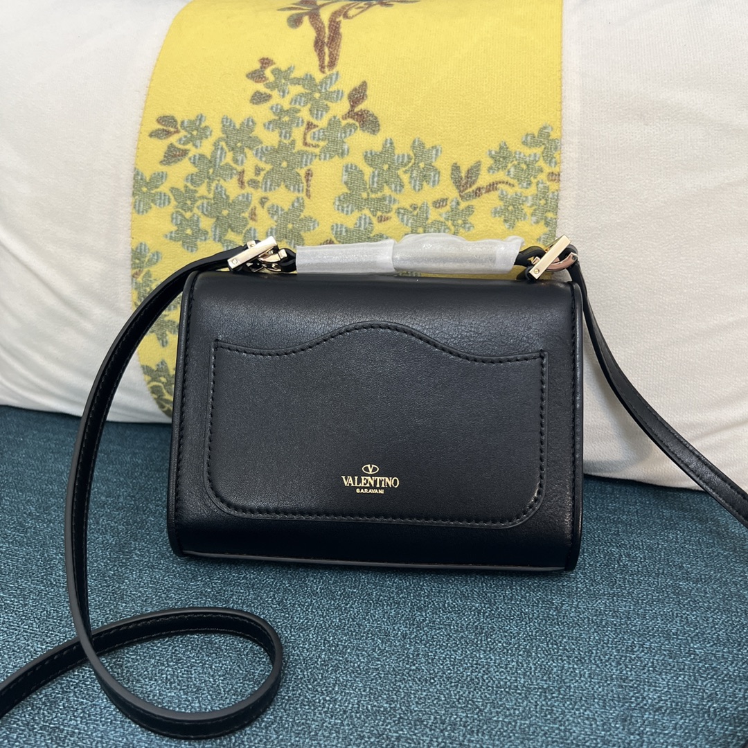 Bagsaaa Va1e*ntin0 Garavani small VLogo Type shoulder black bag - 18x13x5cm