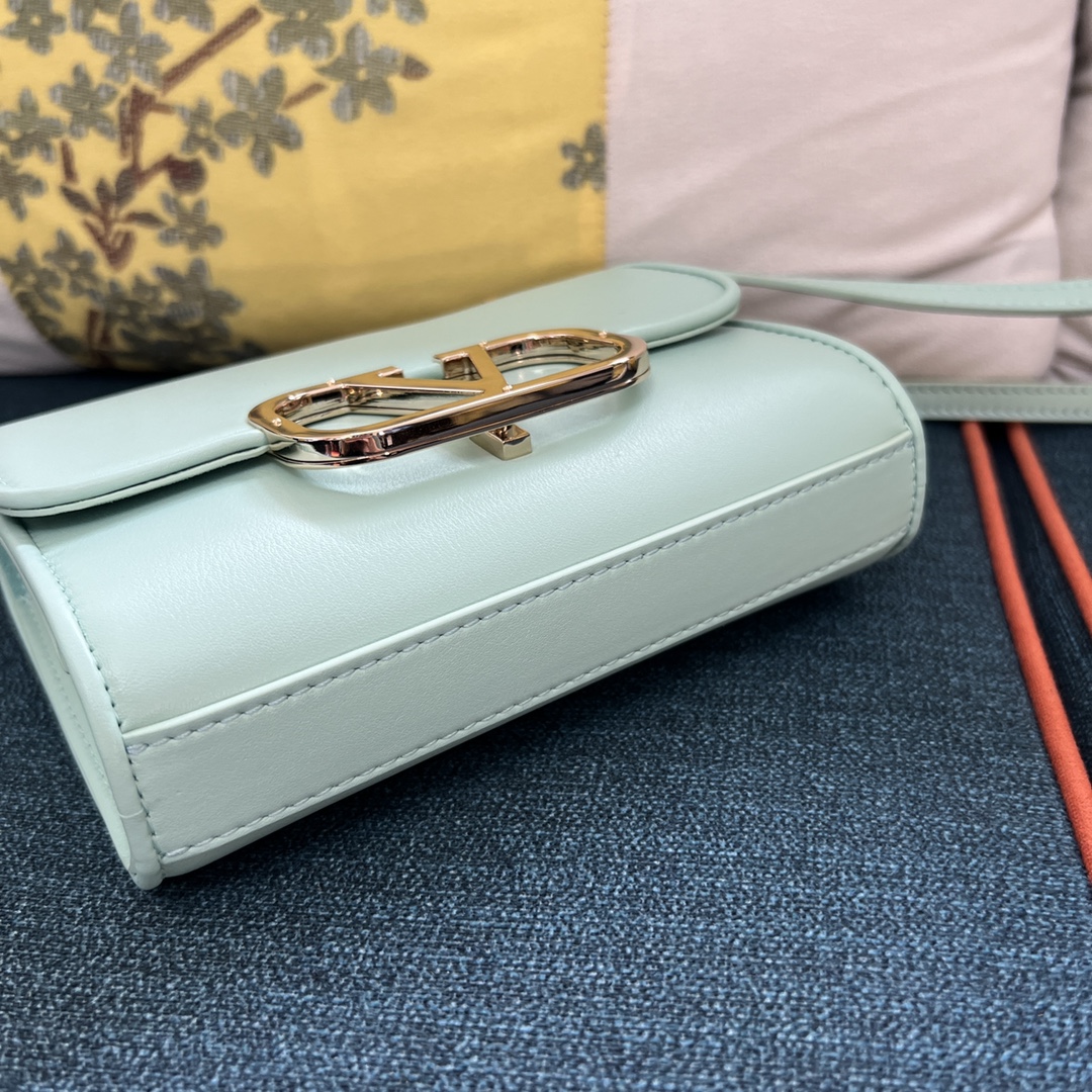 Bagsaaa Va1e*ntin0 Garavani small VLogo Type shoulder bag - 18x13x5cm