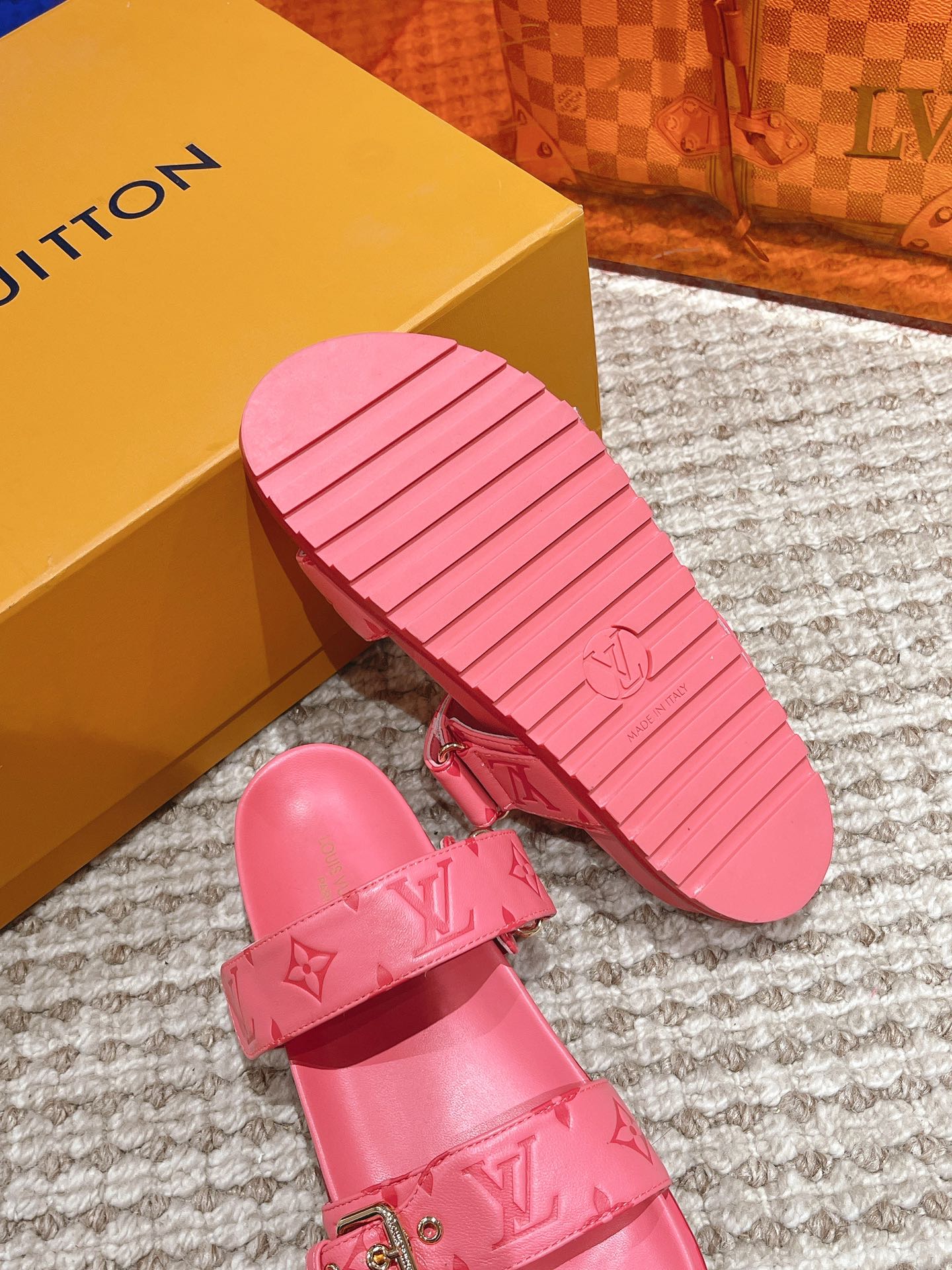 Bagsaaa L0vis Vvtt0n Bom Dia Flat Comfort Mule Pink Monogram-embossed calf leather
