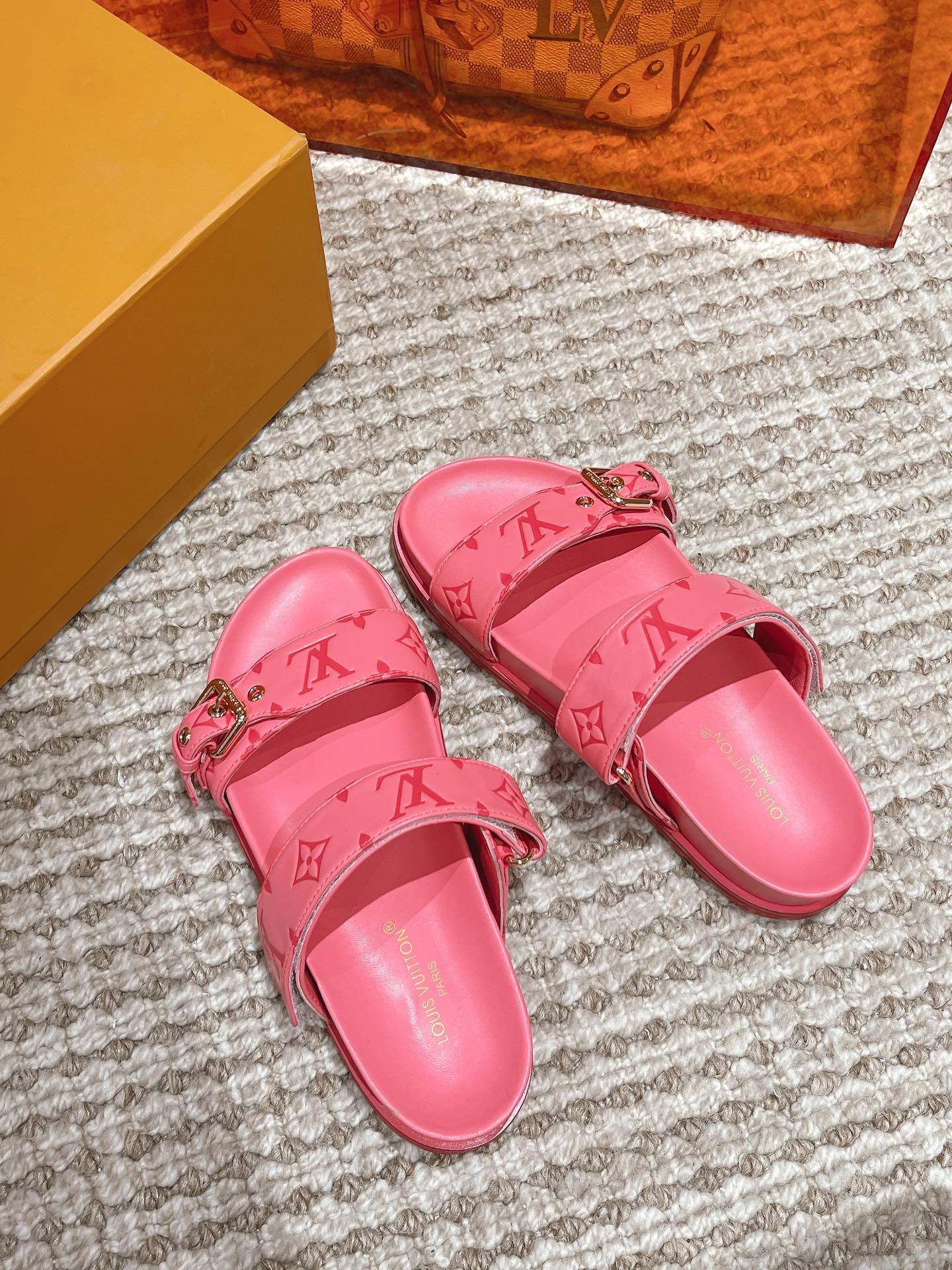 Bagsaaa L0vis Vvtt0n Bom Dia Flat Comfort Mule Pink Monogram-embossed calf leather