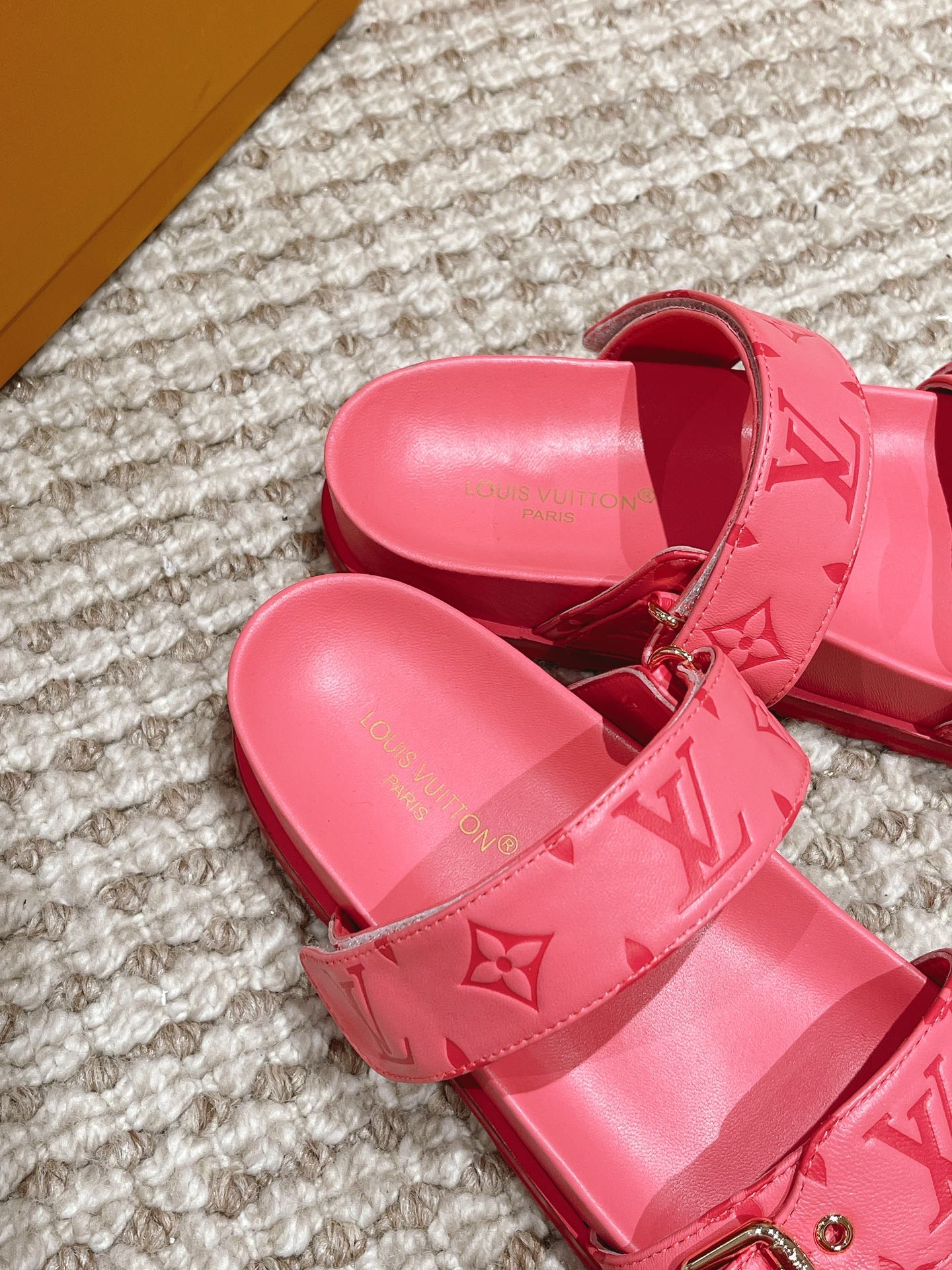 Bagsaaa L0vis Vvtt0n Bom Dia Flat Comfort Mule Pink Monogram-embossed calf leather