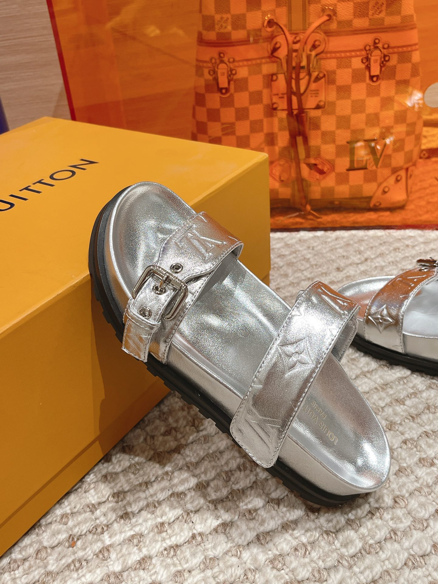 Bagsaaa L0vis Vvtt0n Bom Dia Flat Comfort Mule Silver Monogram-embossed calf leather