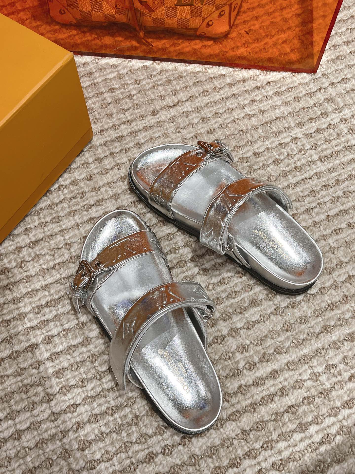 Bagsaaa L0vis Vvtt0n Bom Dia Flat Comfort Mule Silver Monogram-embossed calf leather