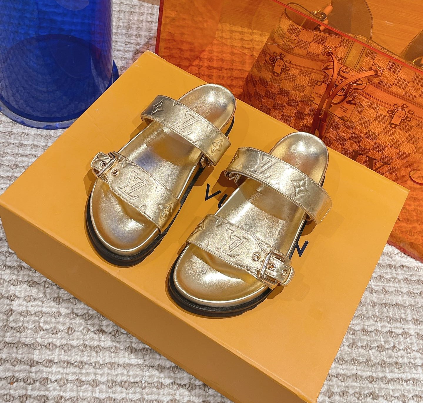 Bagsaaa L0vis Vvtt0n Bom Dia Flat Comfort Mule Gold Monogram-embossed calf leather