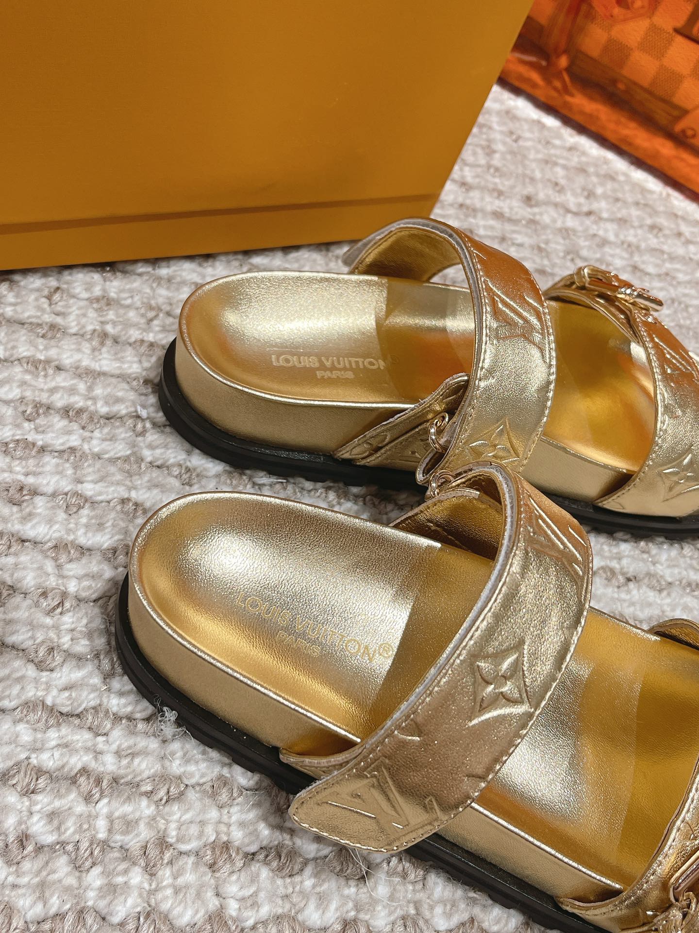 Bagsaaa L0vis Vvtt0n Bom Dia Flat Comfort Mule Gold Monogram-embossed calf leather