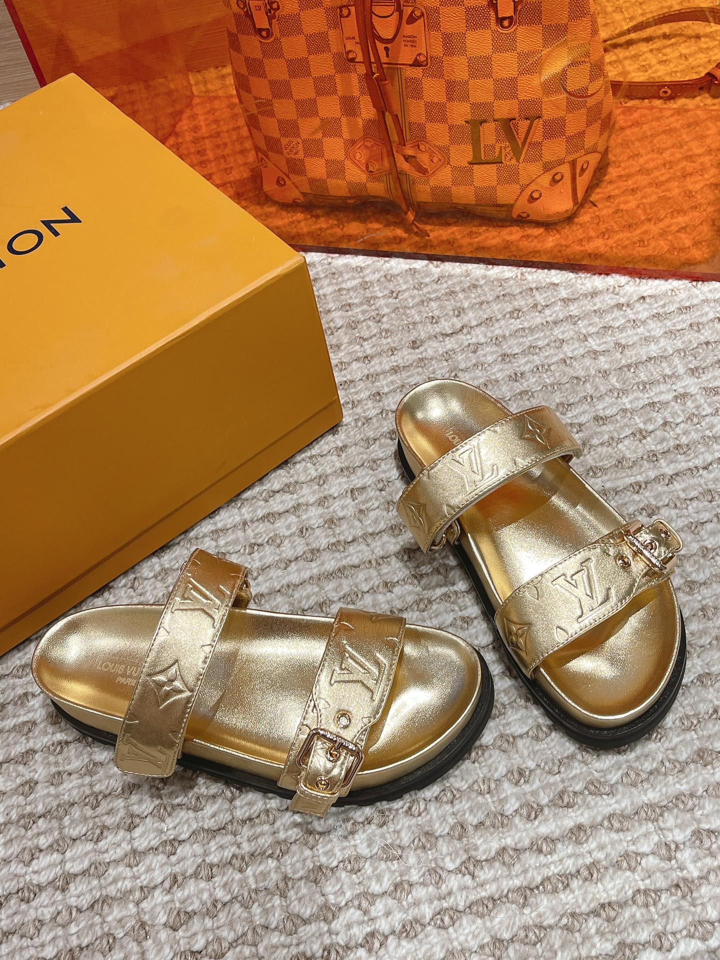 Bagsaaa L0vis Vvtt0n Bom Dia Flat Comfort Mule Gold Monogram-embossed calf leather