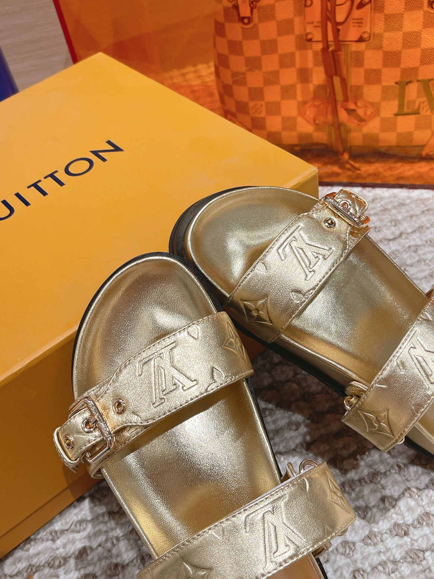 Bagsaaa L0vis Vvtt0n Bom Dia Flat Comfort Mule Gold Monogram-embossed calf leather