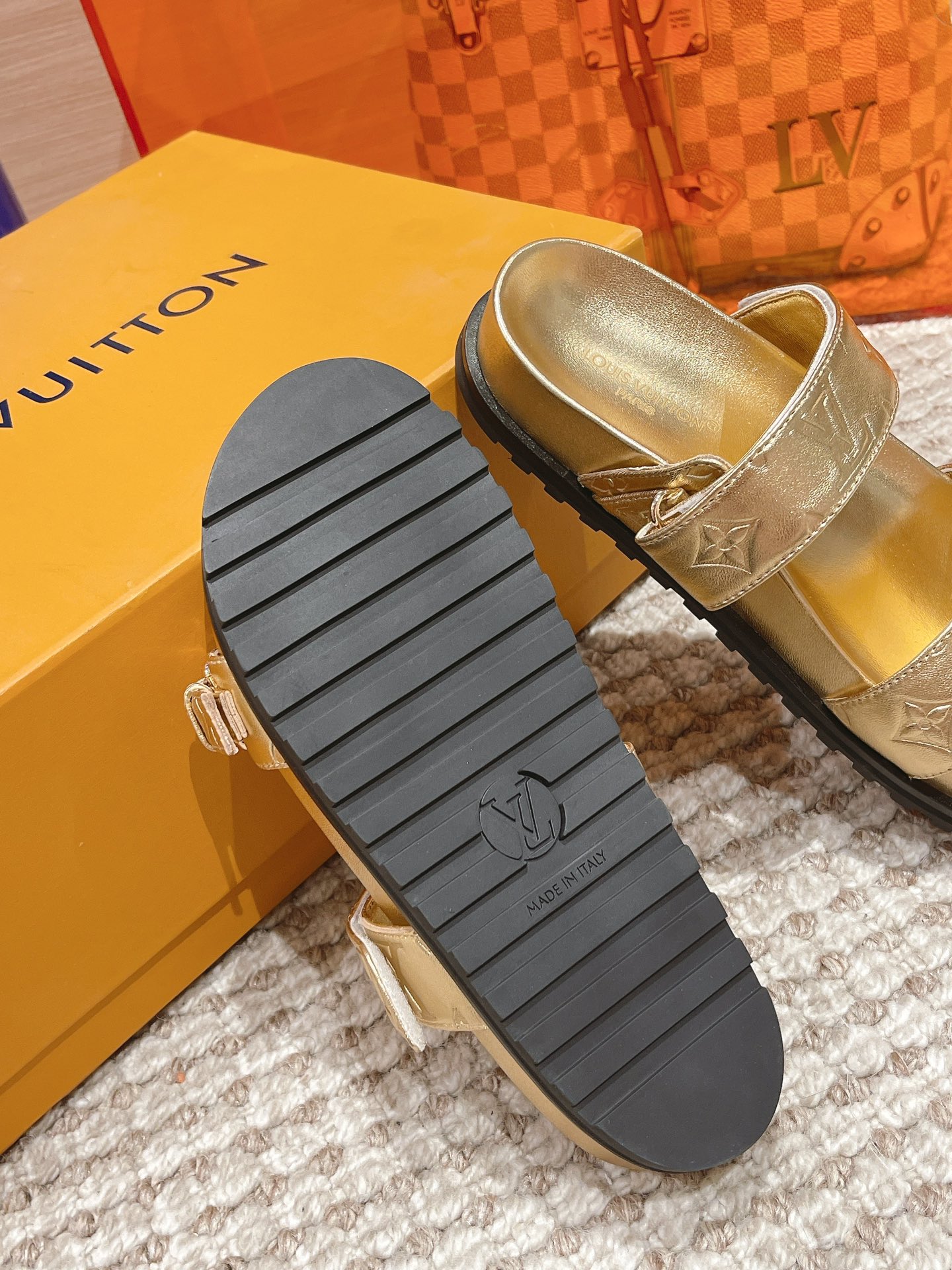 Bagsaaa L0vis Vvtt0n Bom Dia Flat Comfort Mule Gold Monogram-embossed calf leather