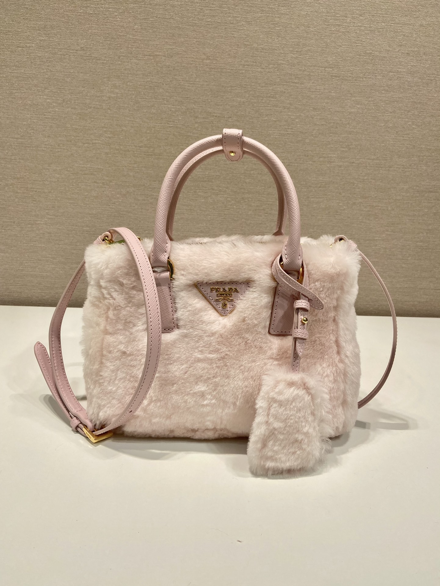 Bagsaaa Pra*a Galleria shearling mini bag - 20x15x9.5cm