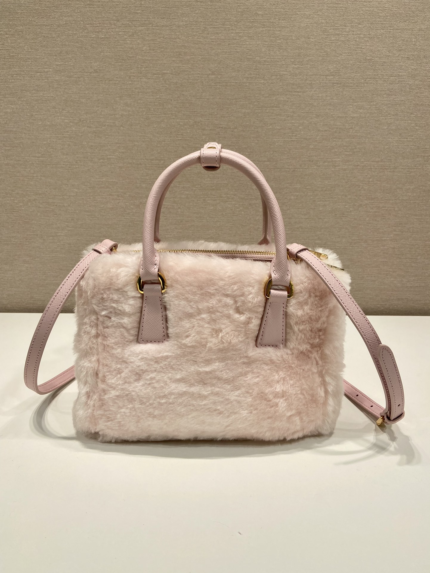 Bagsaaa Pra*a Galleria shearling mini bag - 20x15x9.5cm