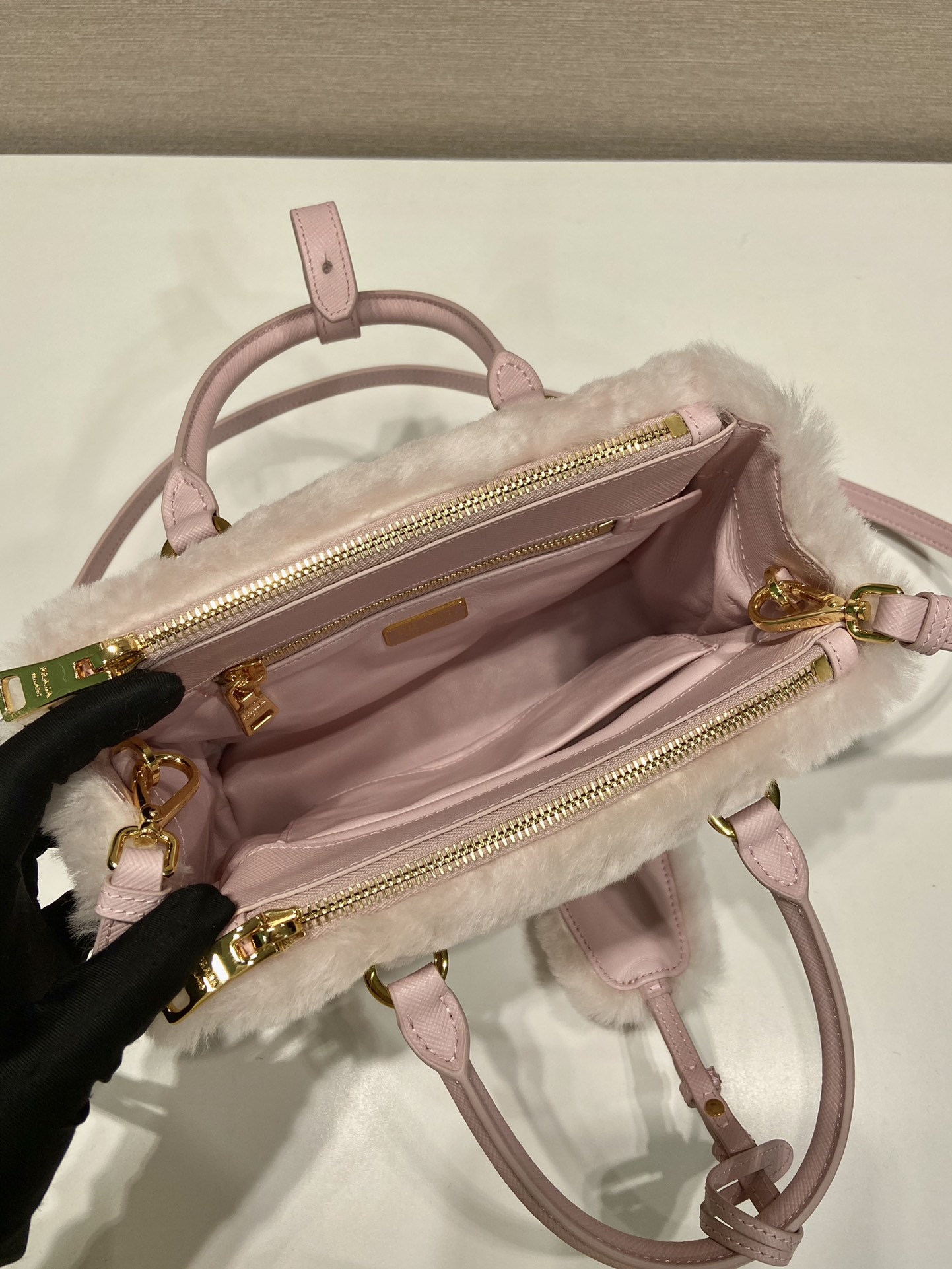 Bagsaaa Pra*a Galleria shearling mini bag - 20x15x9.5cm