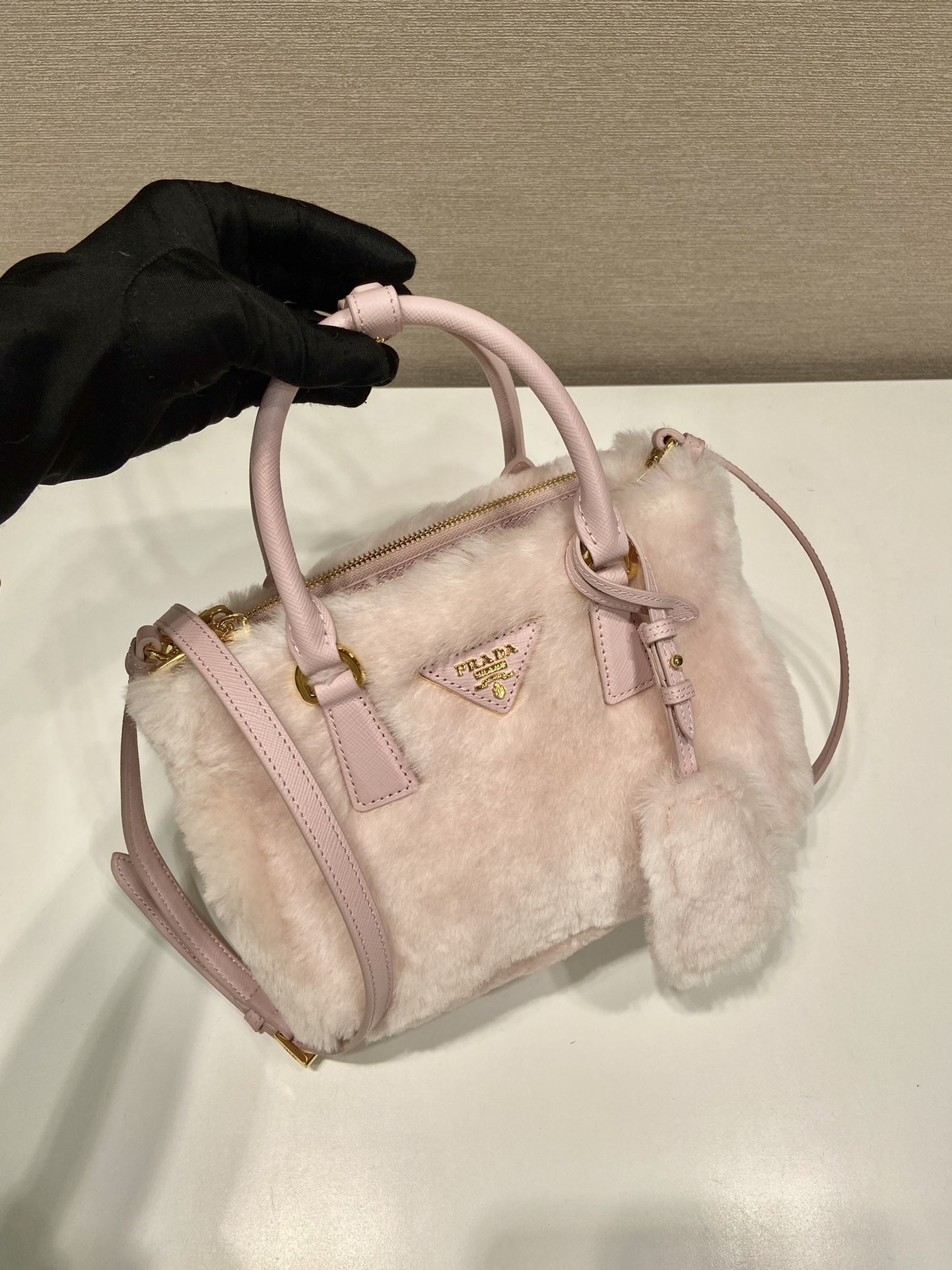 Bagsaaa Pra*a Galleria shearling mini bag - 20x15x9.5cm