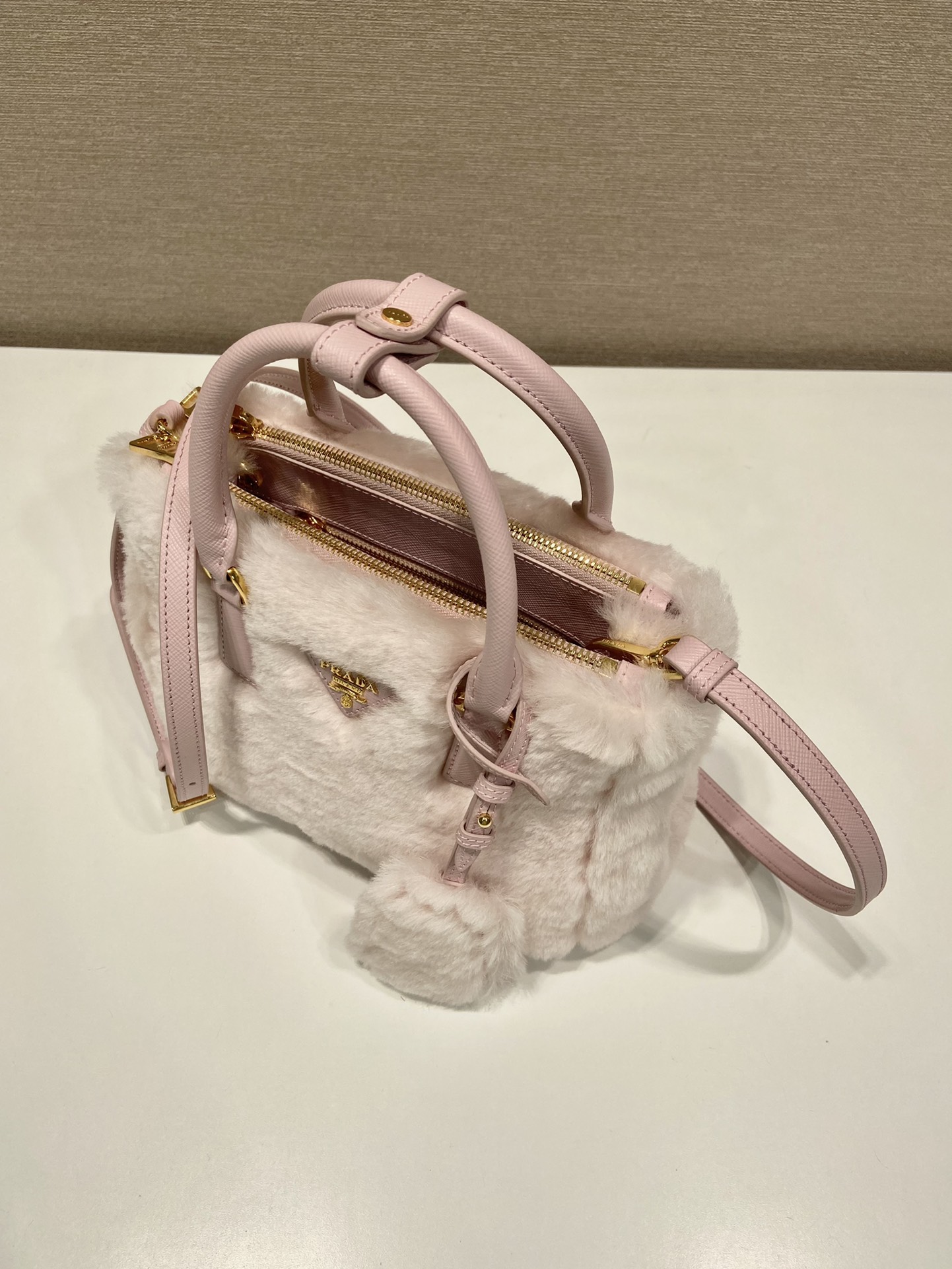 Bagsaaa Pra*a Galleria shearling mini bag - 20x15x9.5cm