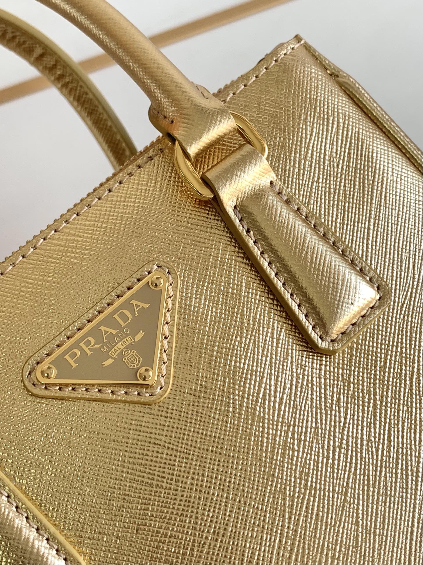 Bagsaaa Pra*a Galleria Saffiano leather gold mini-bag - 20x15x9.5cm