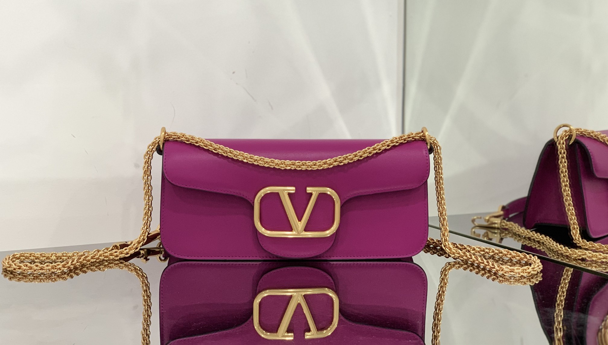 Bagsaaa Va1e*ntin0 Garavani Locò Small Shoulder Bag in darrk pink Leather 27x13x6cm