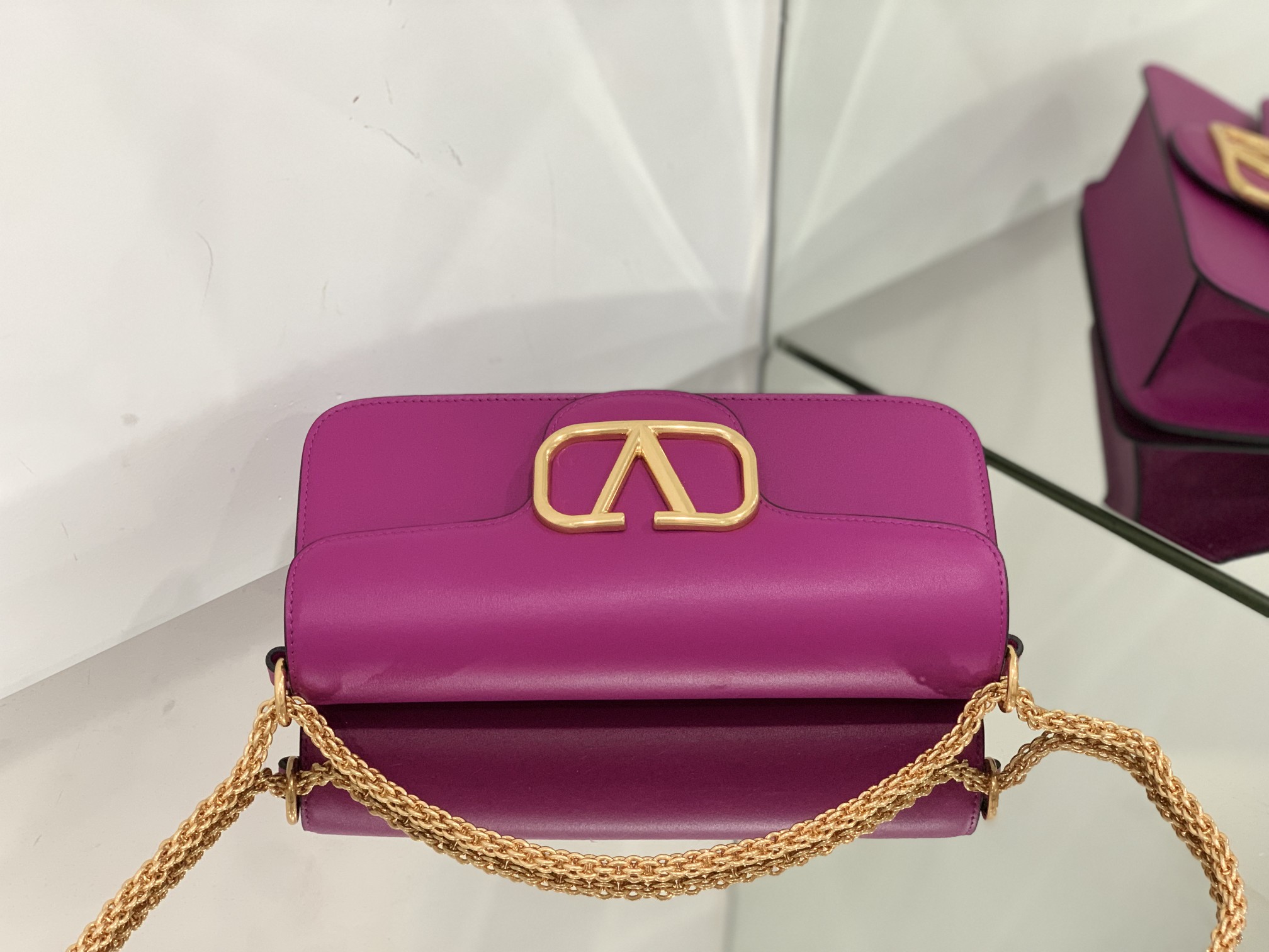 Bagsaaa Va1e*ntin0 Garavani Locò Small Shoulder Bag in darrk pink Leather 27x13x6cm