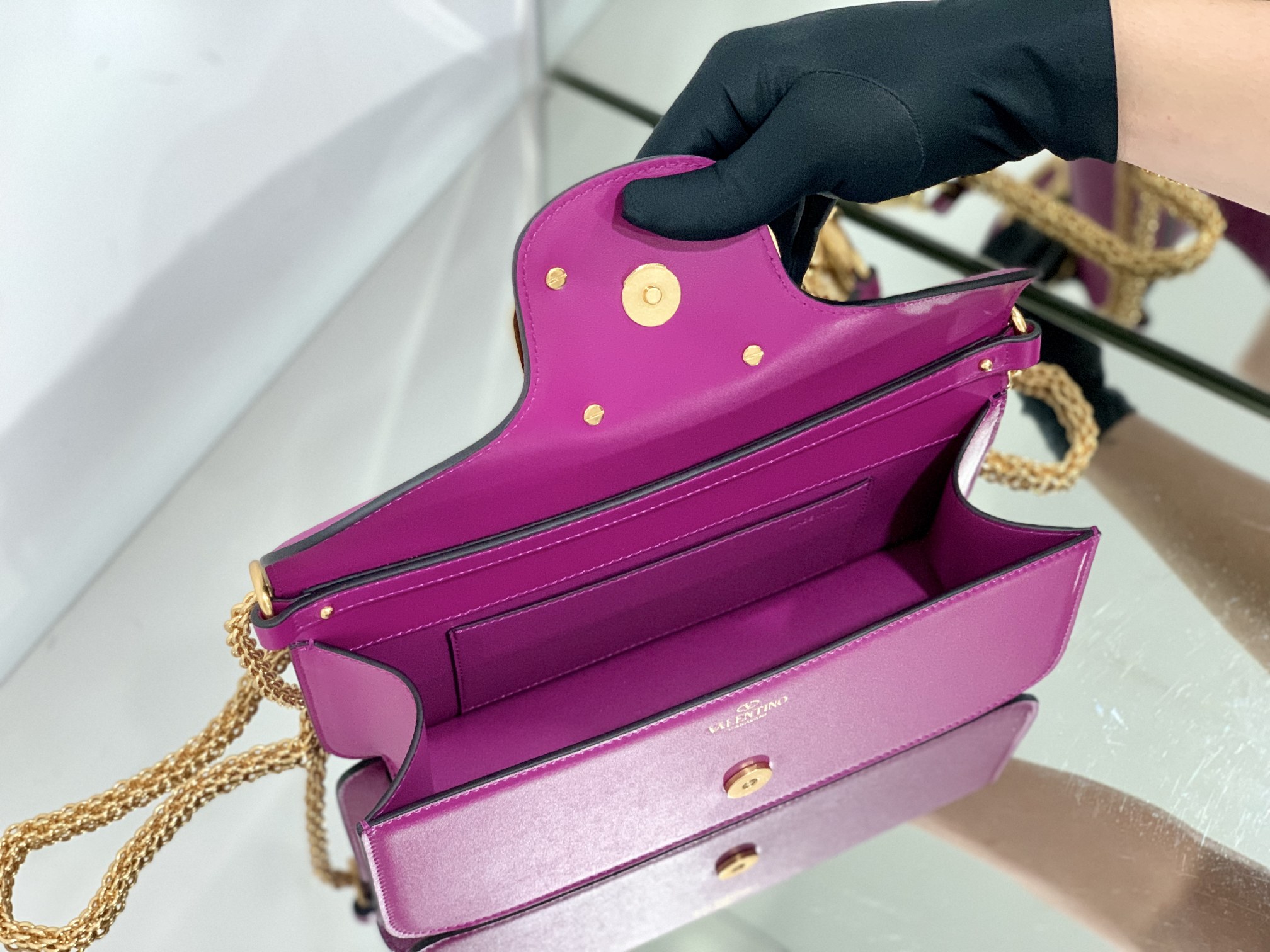 Bagsaaa Va1e*ntin0 Garavani Locò Small Shoulder Bag in darrk pink Leather 27x13x6cm