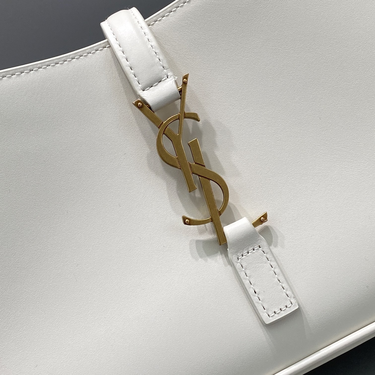 Bagsaaa Y51 LE 5 À 7 in white smooth leather - 23 X 16 X 6,5 CM