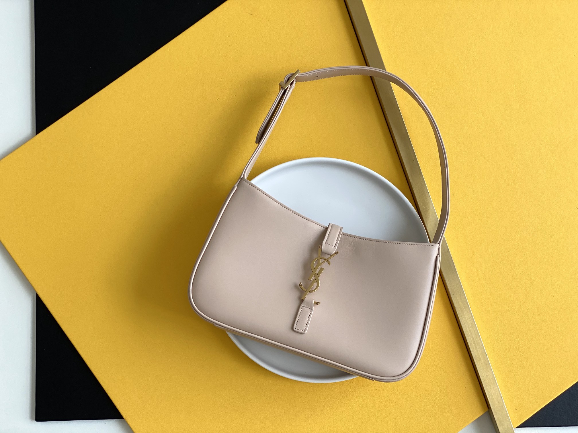 Bagsaaa Y51 LE 5 À 7 in nude smooth leather - 23 X 16 X 6,5 CM