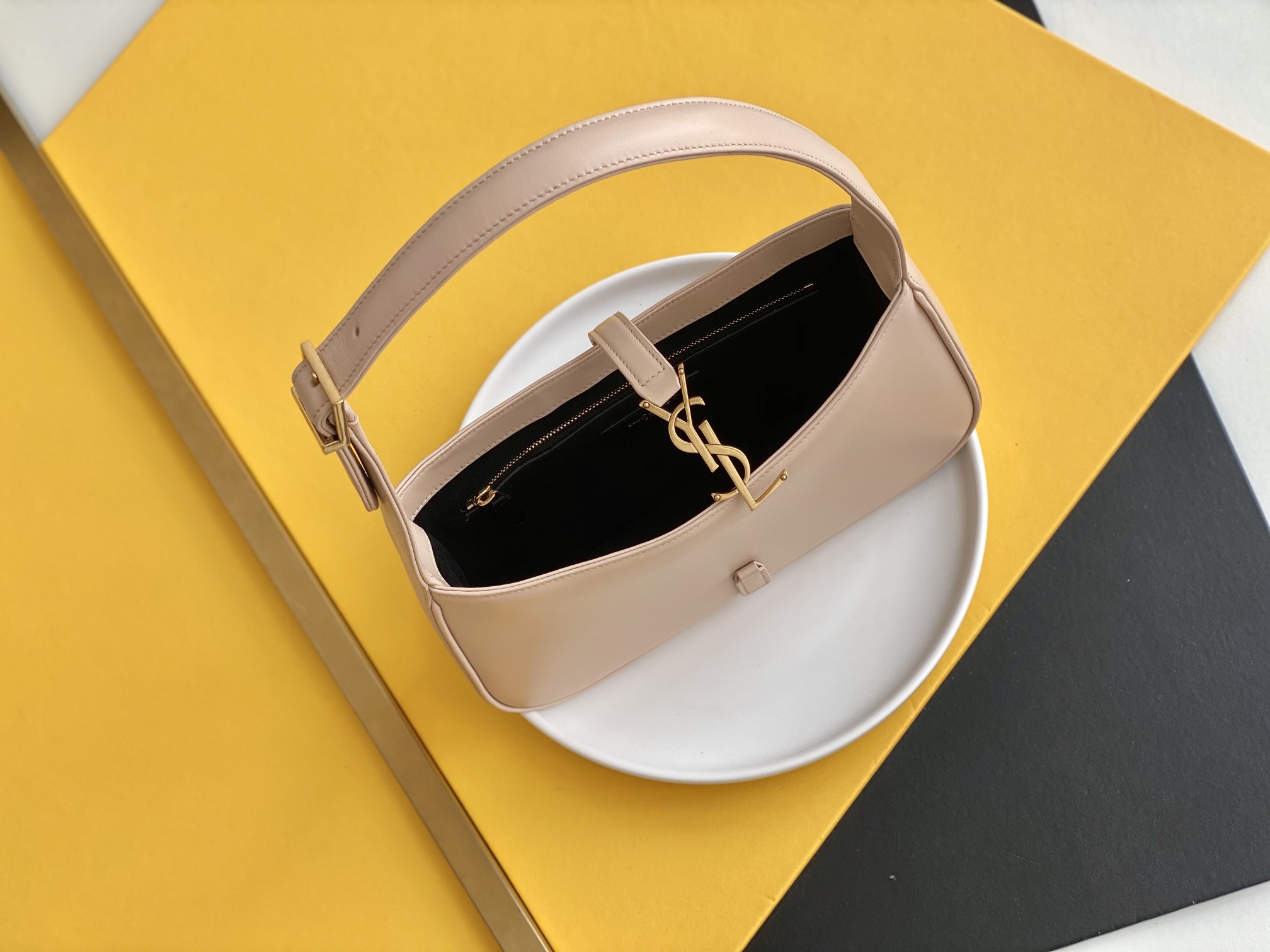 Bagsaaa Y51 LE 5 À 7 in nude smooth leather - 23 X 16 X 6,5 CM