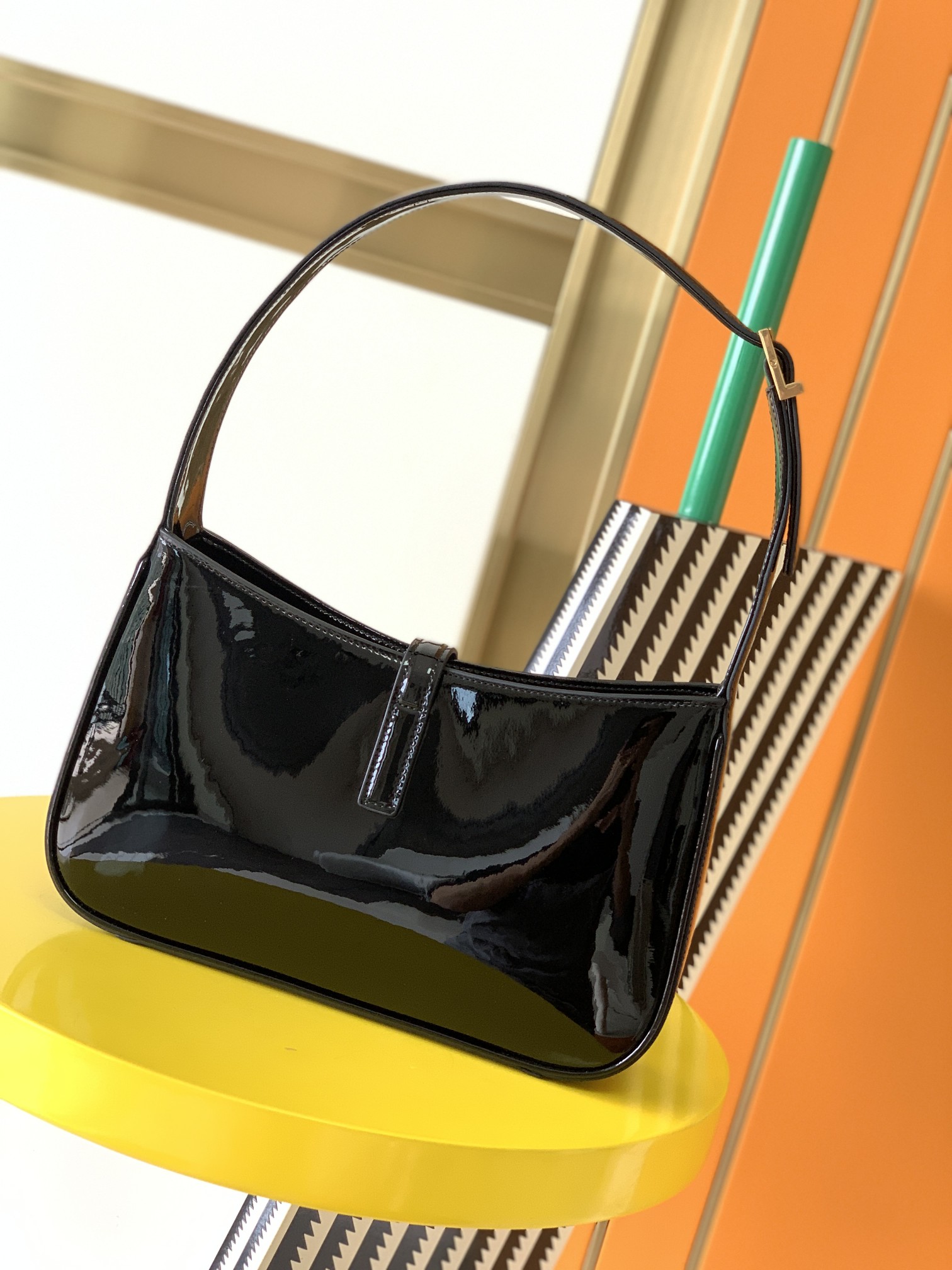 Bagsaaa Y51 LE 5 À 7 in black patent leather - 23 X 16 X 6,5 CM