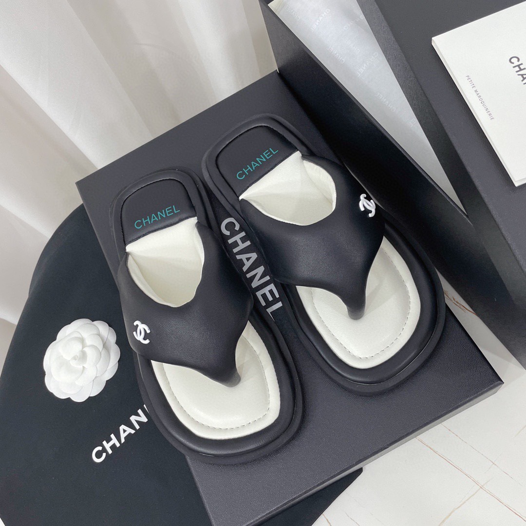 Bagsaaa Ch**el Puffy Slipper Black Leather