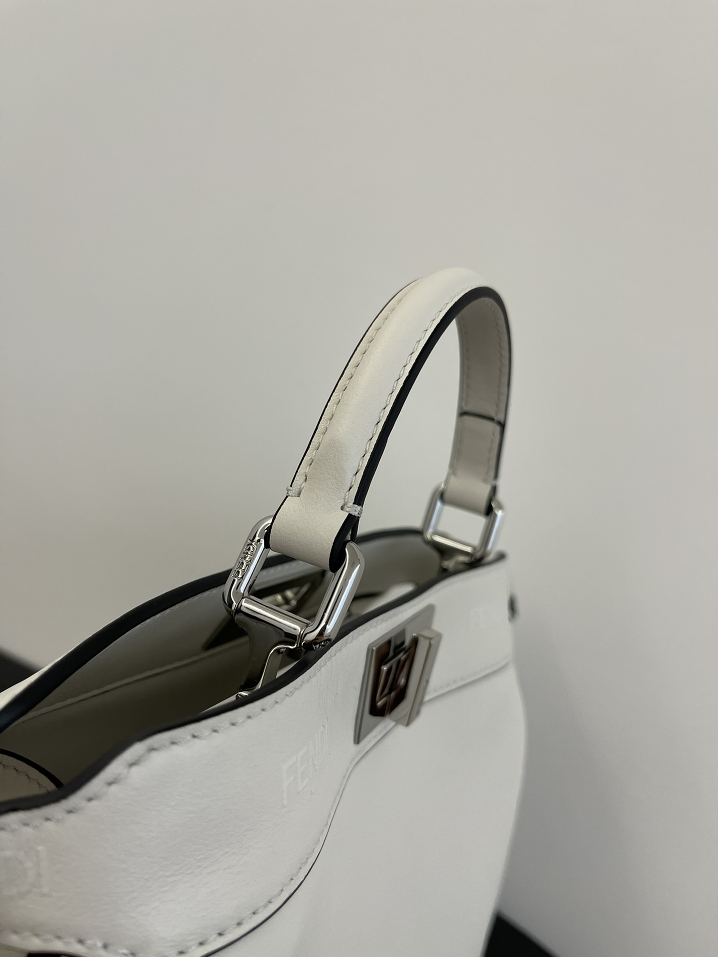 Bagsaaa F**di Peekaboo ISeeU Medium White Leather Bag - 27*11*21cm