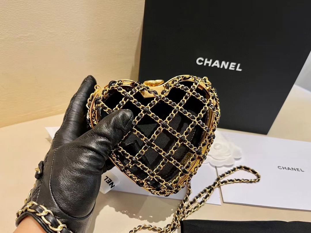 Bagsaaa Ch**el HEART MINAUDIERE Lambskin & Gold-Tone Metal Black AS4027 - 13 × 14 × 3 cm