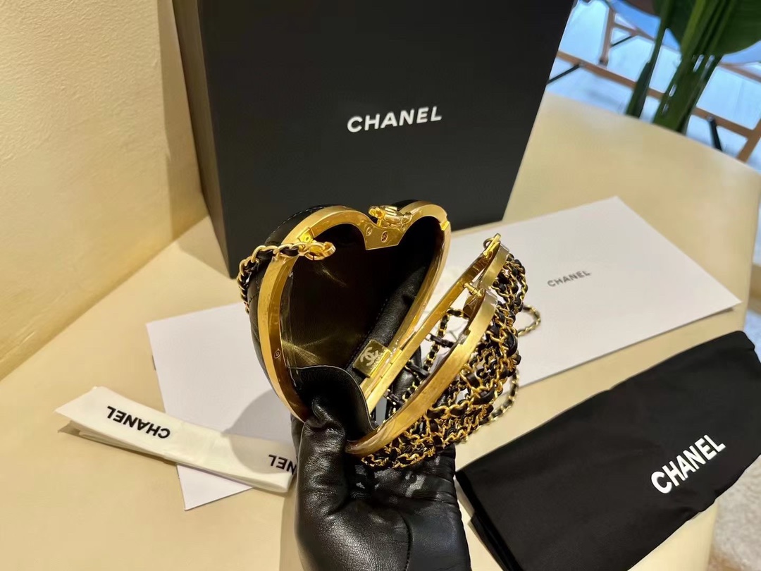Bagsaaa Ch**el HEART MINAUDIERE Lambskin & Gold-Tone Metal Black AS4027 - 13 × 14 × 3 cm