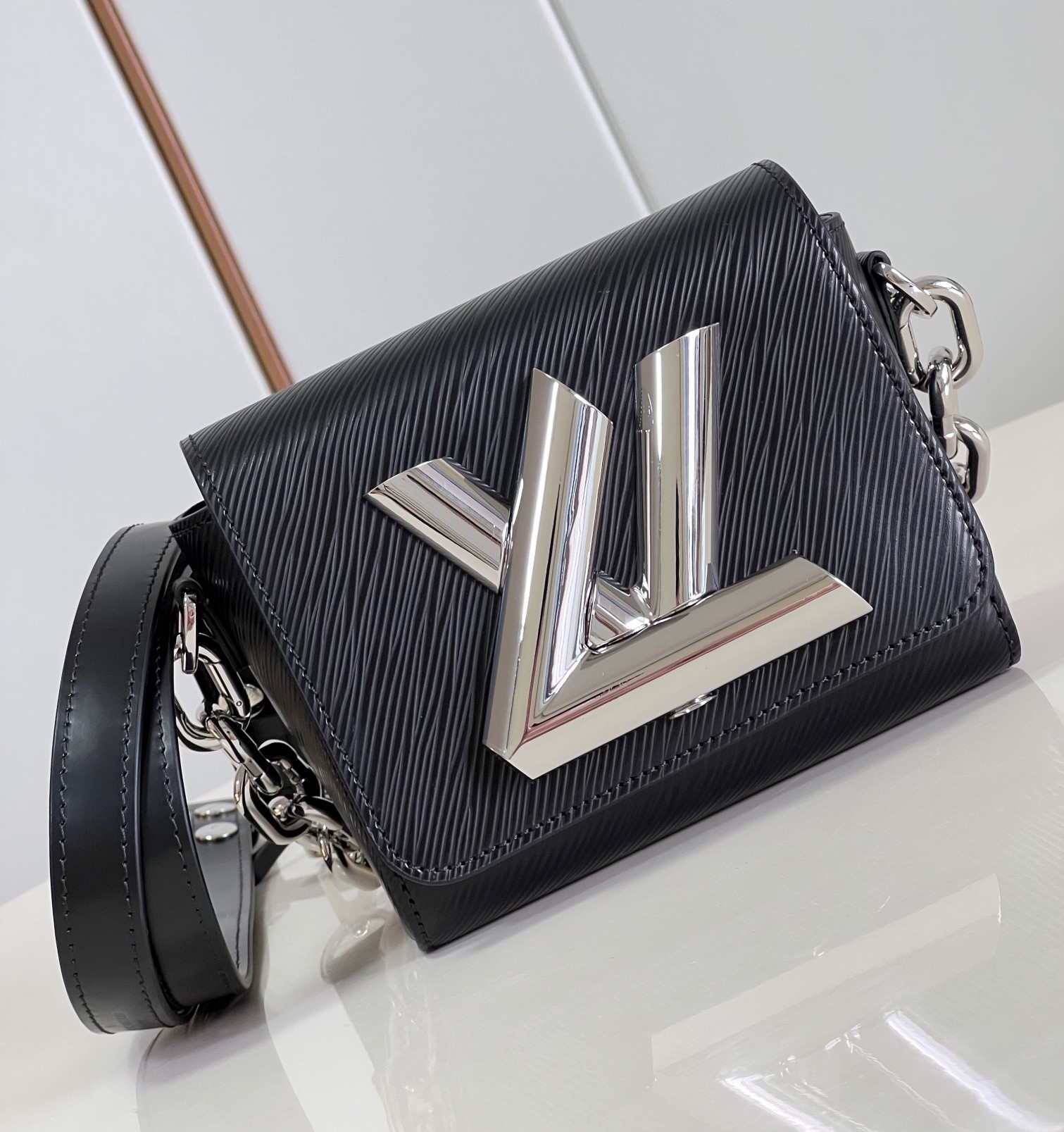 Bagsaaa L0vis Vvtt0n Twist Lock XL Epi Black Bag - 16.5 x 19 x 8.5 cm